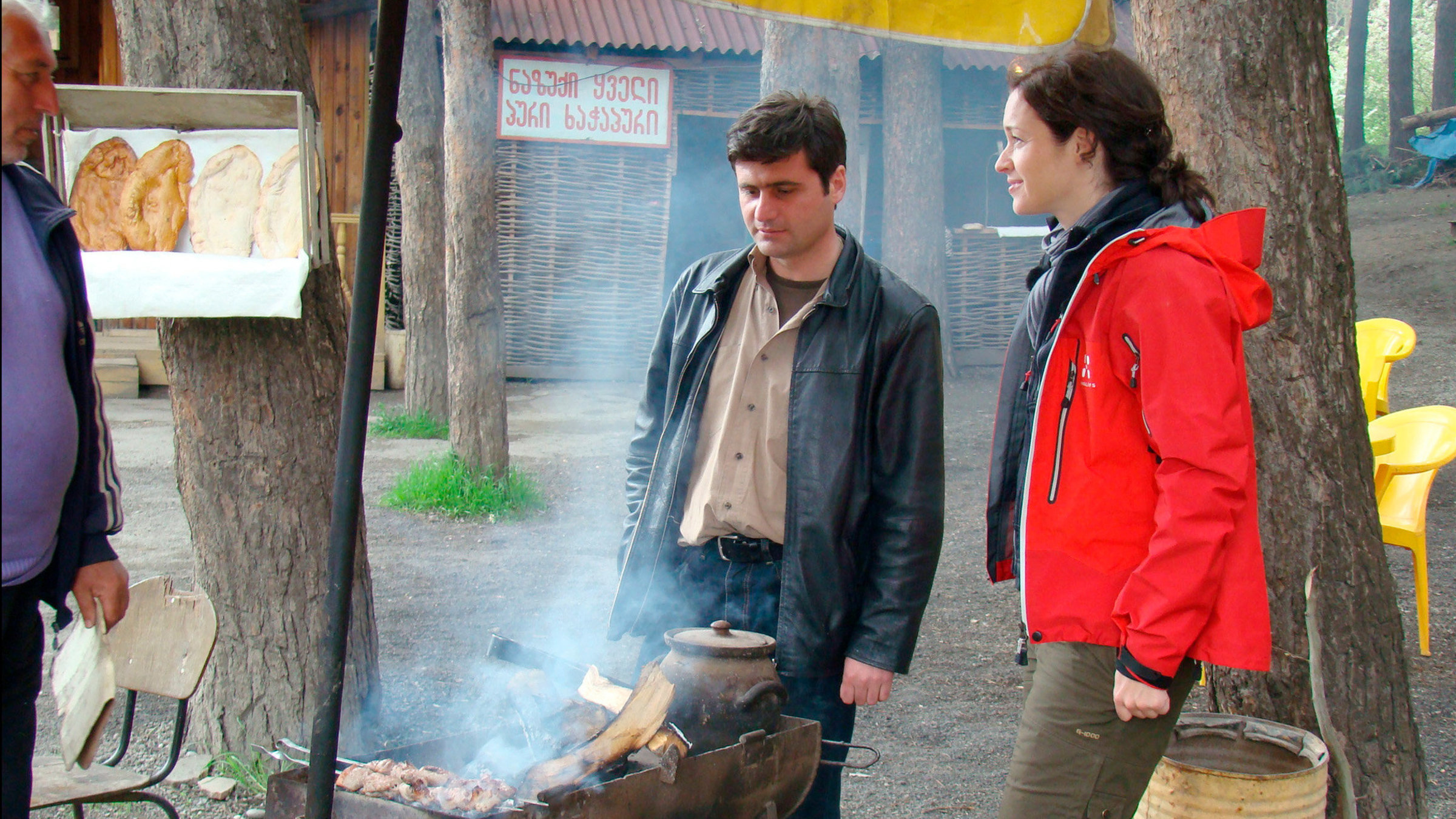 "Ostwärts - Eine Reise durch Georgien (1/2) - Georgische Berg- und Talfahrten": Julia Finkernagel und ihr georgischer Begleiter Gia Tevdorashvili beim Schaschlik essen.