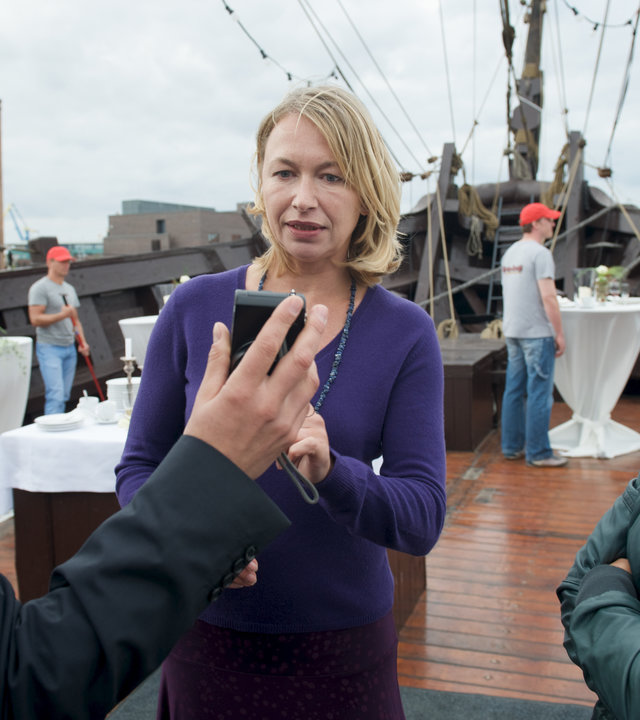 "SOKO Wismar - Ein Stich ins Herz": Auf einem Schiffsdeck, auf dem noch Stehtische für eine Feierlichkeit stehen, zeigt Sven Herzog (Michael Härle) Sandra Bosse (Therese Hämer) ein Bild auf dem Smartphone. Katrin Börensen (Claudia Schmutzler) steht dabei.