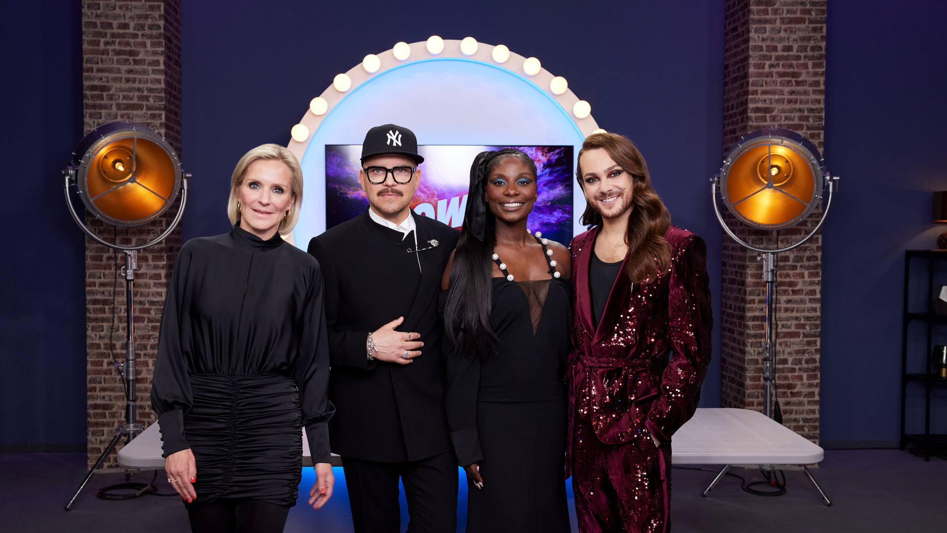 "Glow Up - Deutschlands nächster Make-up-Star - Finale: Masterclass": Gruppenbild im "Glow Up"-Studio: Loni Baur, Armin Morbach, Gastjurorin Nikeata Thompson und Riccardo Simonetti