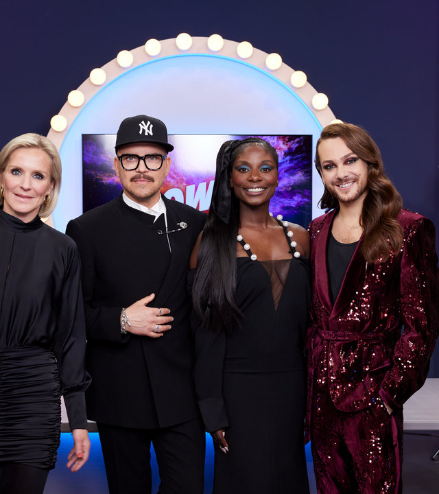 "Glow Up - Deutschlands nächster Make-up-Star - Finale: Masterclass": Gruppenbild im "Glow Up"-Studio: Loni Baur, Armin Morbach, Gastjurorin Nikeata Thompson und Riccardo Simonetti