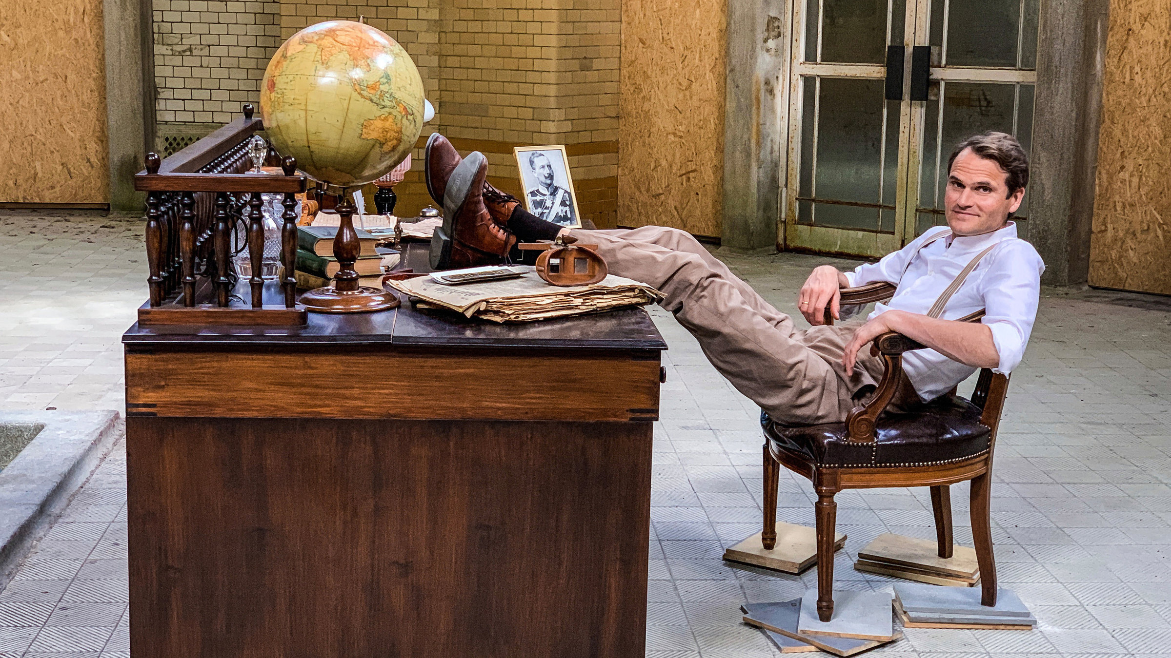 "Die Entdeckung der Heimat":  Fontanes „Fünf Schlösser“.Fabian Hinrichs am Fontane Schreibtisch in Beelitz-Heilstätten.