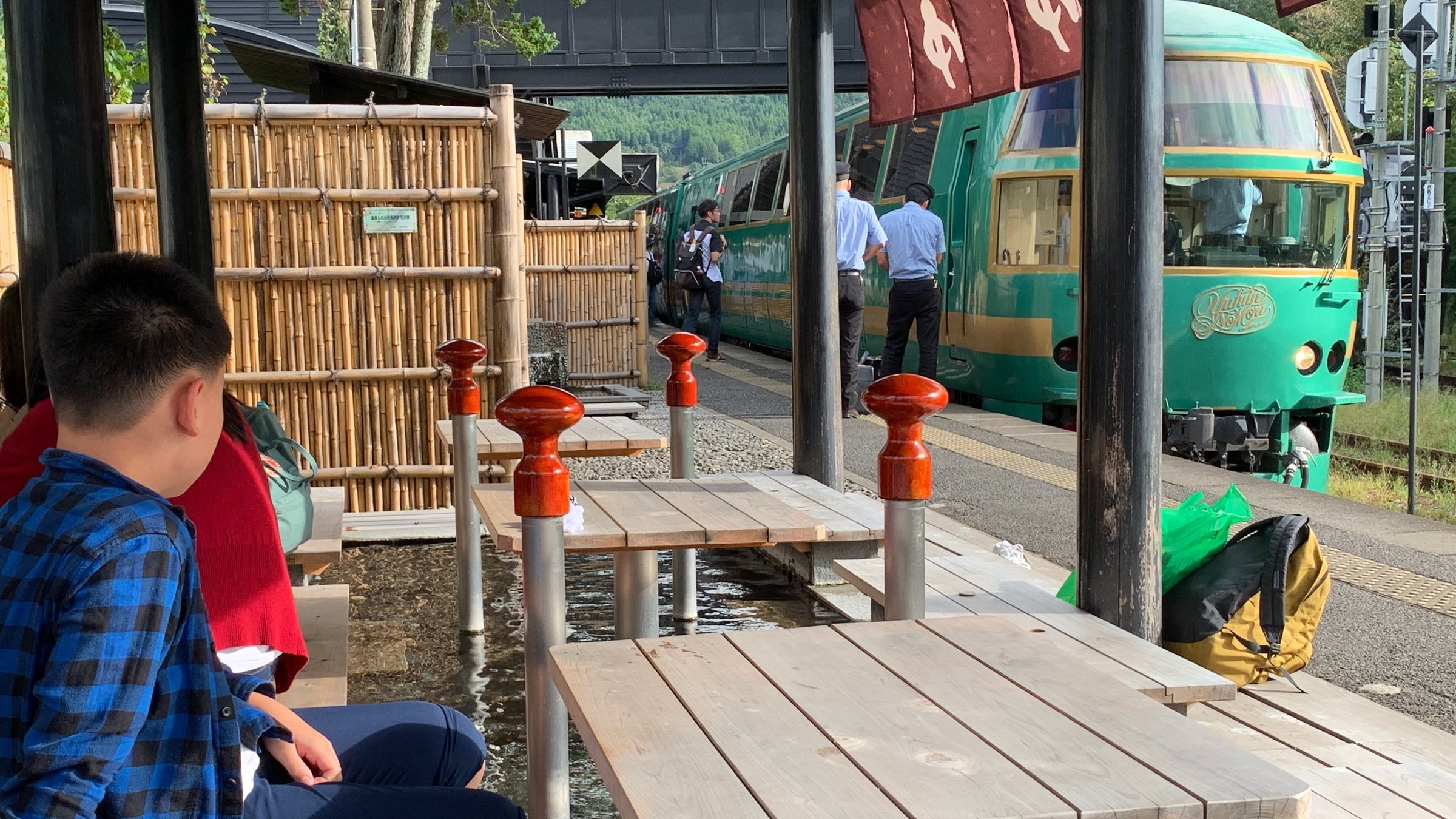 "Kyushu - Auf schmaler Spur durch Japans Süden": In Yufuin gibt es sogar ein Fußbad am Bahnsteig - gespeist aus den Heißen Quellen des Ortes.