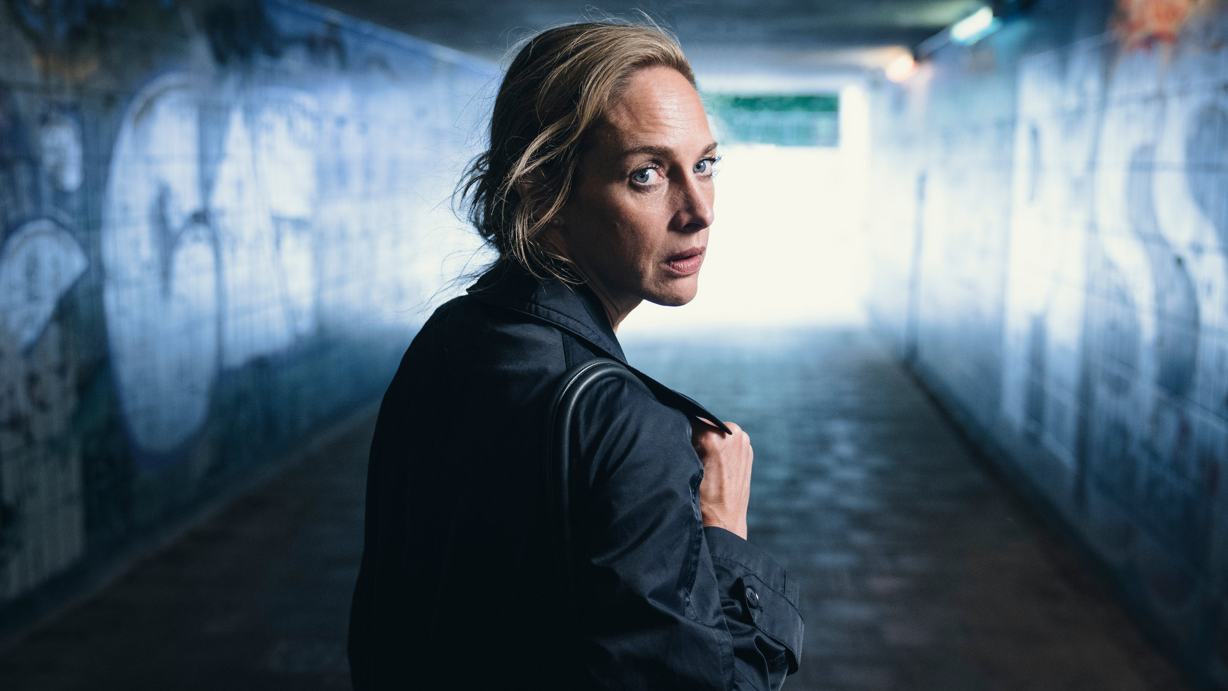 "Du bist nicht allein": Eva Kormann (Sophie von Kessel) läuft durch eine Unterführung. Sie dreht sich mit ängstlichem Blick nach hinten.