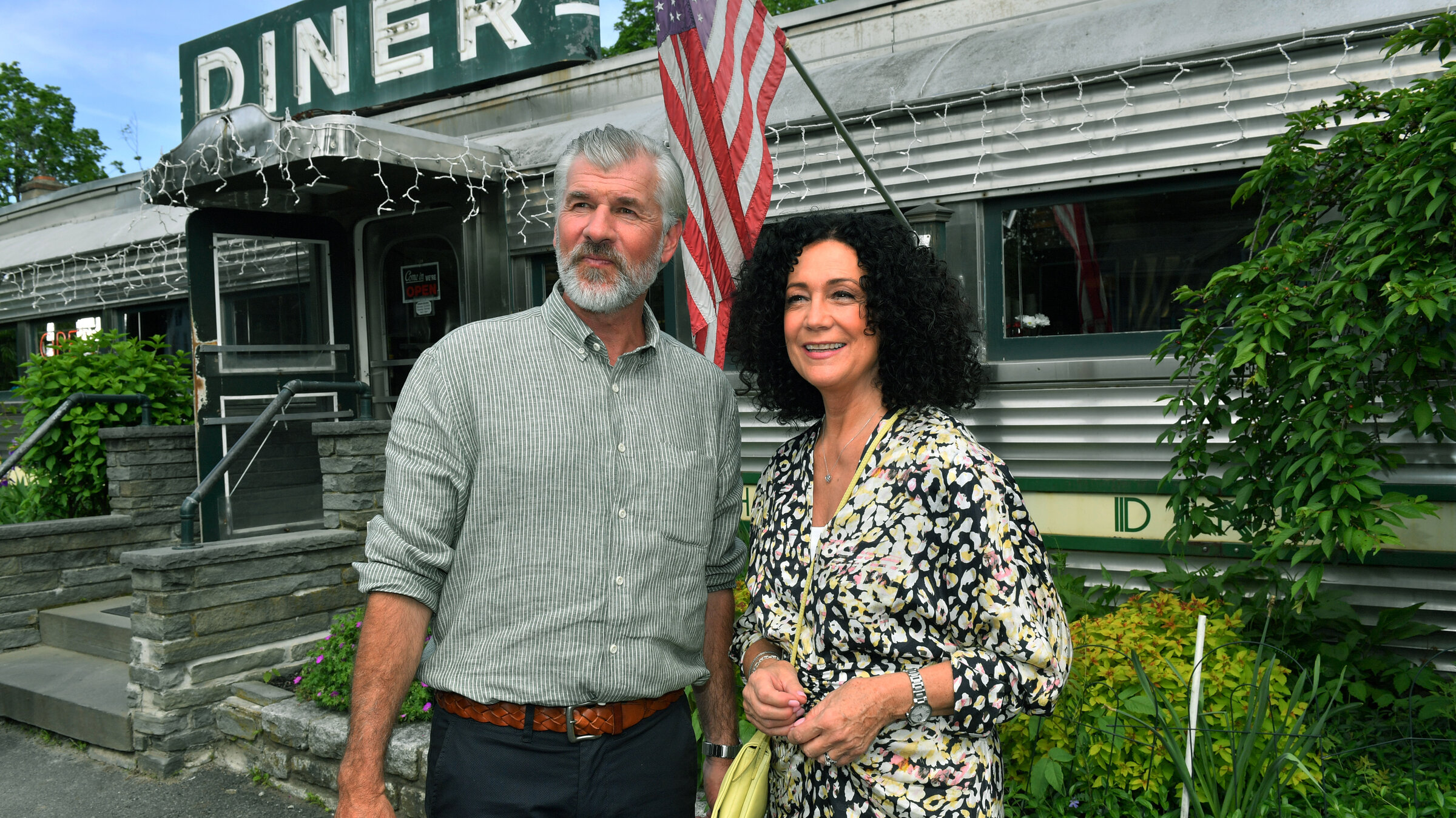 "Das Traumschiff: Hudson Valley": Vor einem Diner: Strahlend stehen Hanna Liebhold (Barbara Wussow) und Martin Grimm (Daniel Morgenroth) zusammen und blicken in die Ferne.