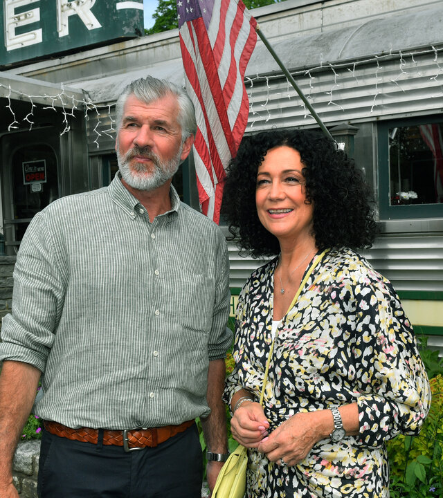 "Das Traumschiff: Hudson Valley": Vor einem Diner: Strahlend stehen Hanna Liebhold (Barbara Wussow) und Martin Grimm (Daniel Morgenroth) zusammen und blicken in die Ferne.