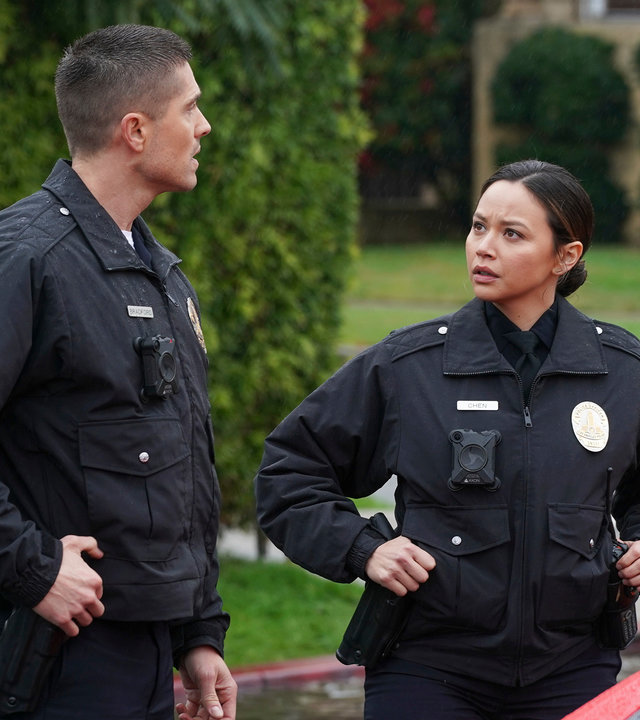 "The Rookie - Vogelfrei": Tim Bradford (Eric Winter) und Lucy Chen (Melissa O'Neil) stehen neben einem roten Auto und schauen sich an.