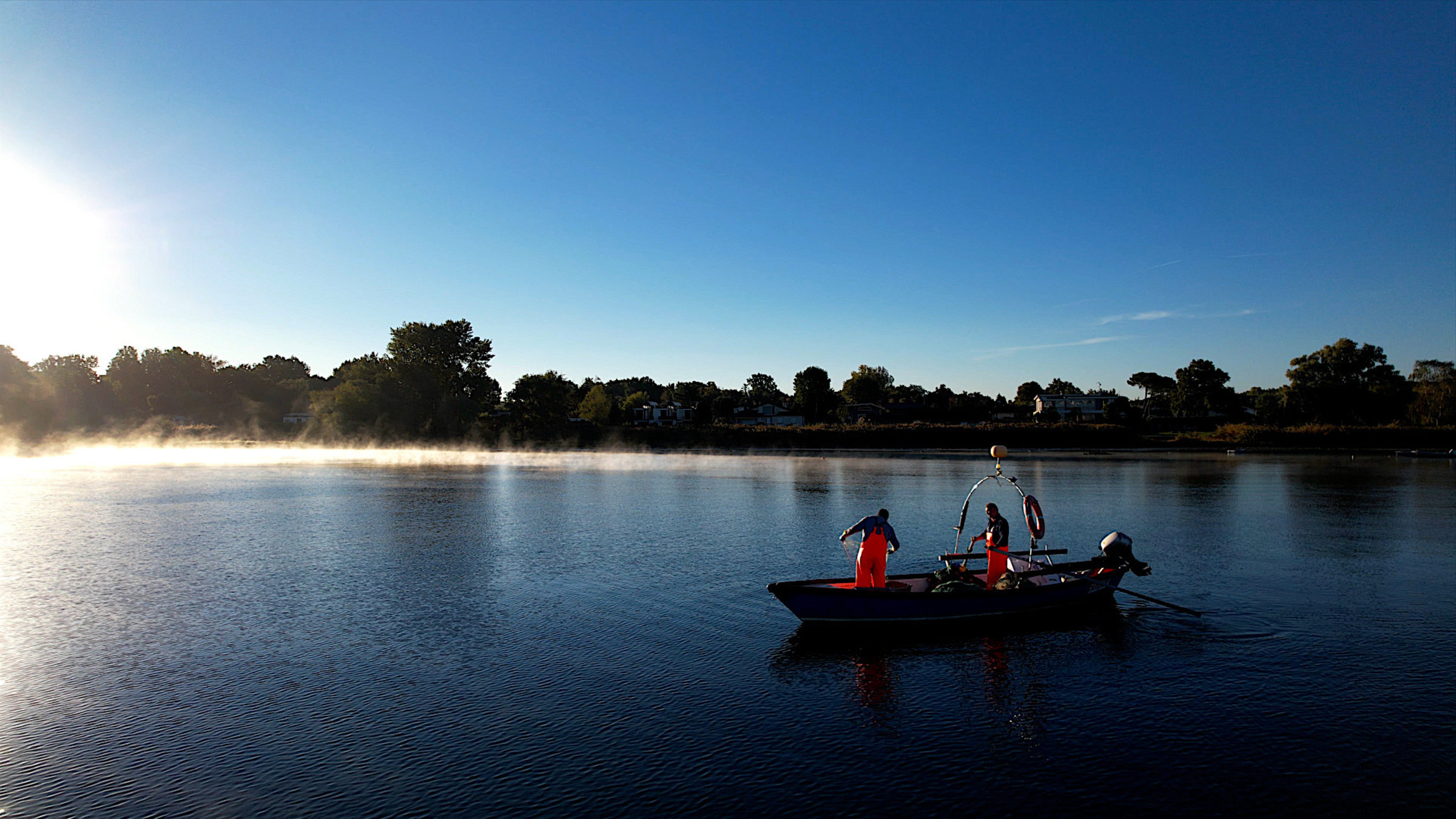"Wem gehört der Lago Maggiore?": Giorgio Brovelli mit seinem Fischerboot auf dem Lago Maggiore.