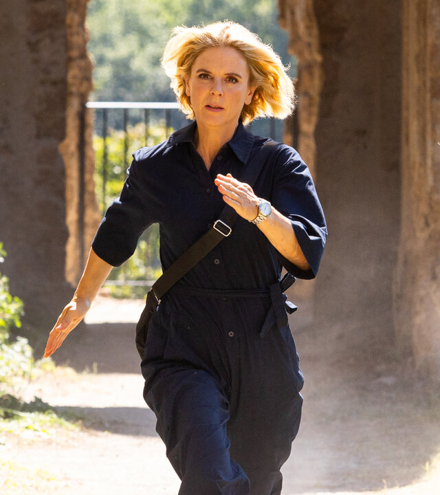 "Signora Volpe - Ehrenschuld": Sylvia Fox (Emilia Fox) läuft schnell über einen Weg. Neben und hinter ihr stehen die Gemäuer einer Burgruine.