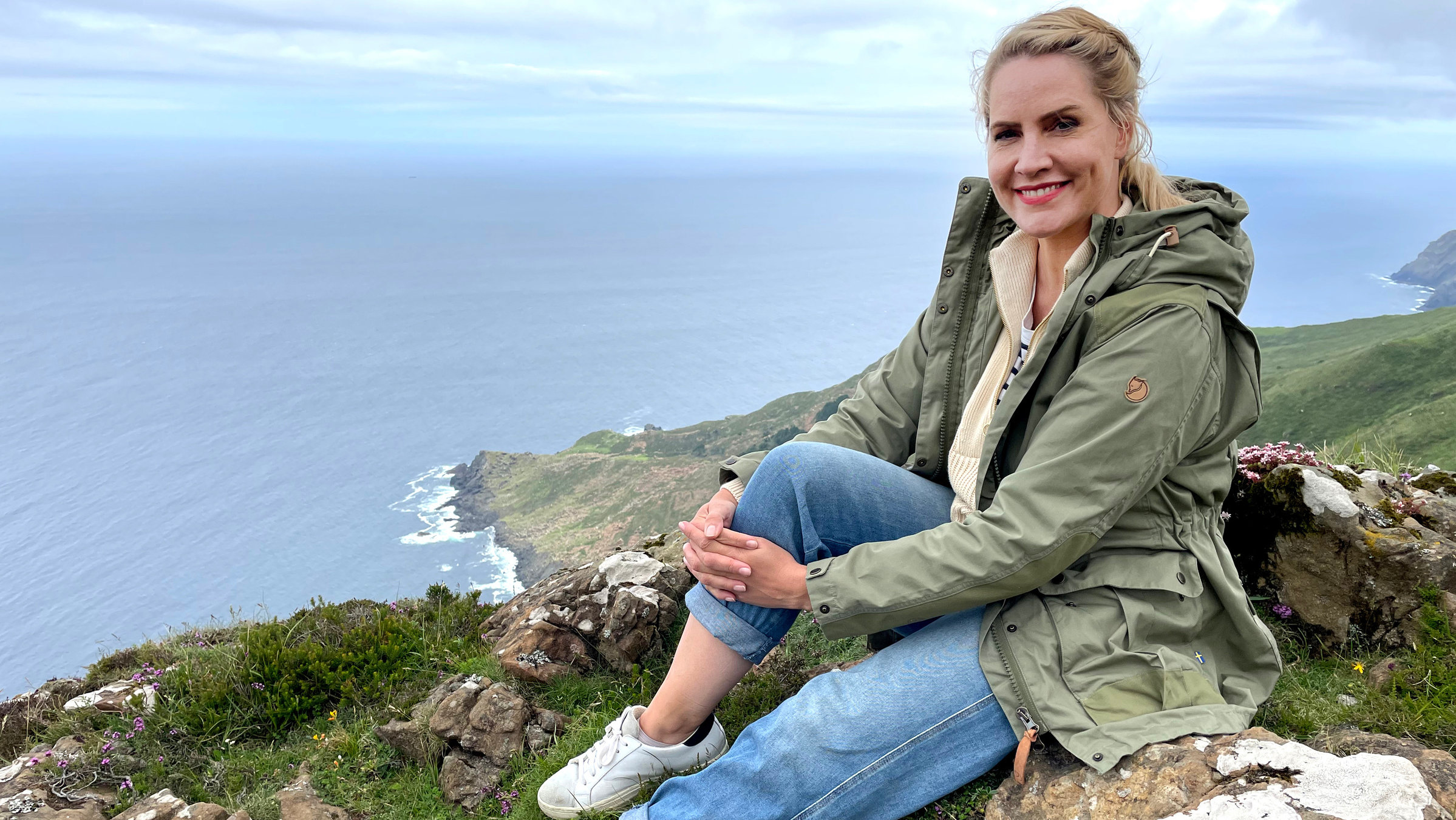 "Spaniens grüner Norden": Eine Mischung aus Irland, Norwegen und der Karibik – das ist Galicien, Spaniens grüner Norden mit keltischem Erbe. Judith Rakers erkundet die hohe Steilküste, Naturparks mit Wasserfällen und dichten Wäldern, fjordähnliche Meeresarme und die traumhaften Strände des unbewohnten Inselparadieses. Galicien gilt als Spaniens grüner Norden. Die Region ist längst nicht so überlaufen wie viele andere touristische Ziele in Spanien, bietet aber atemberaubende Landschaften.