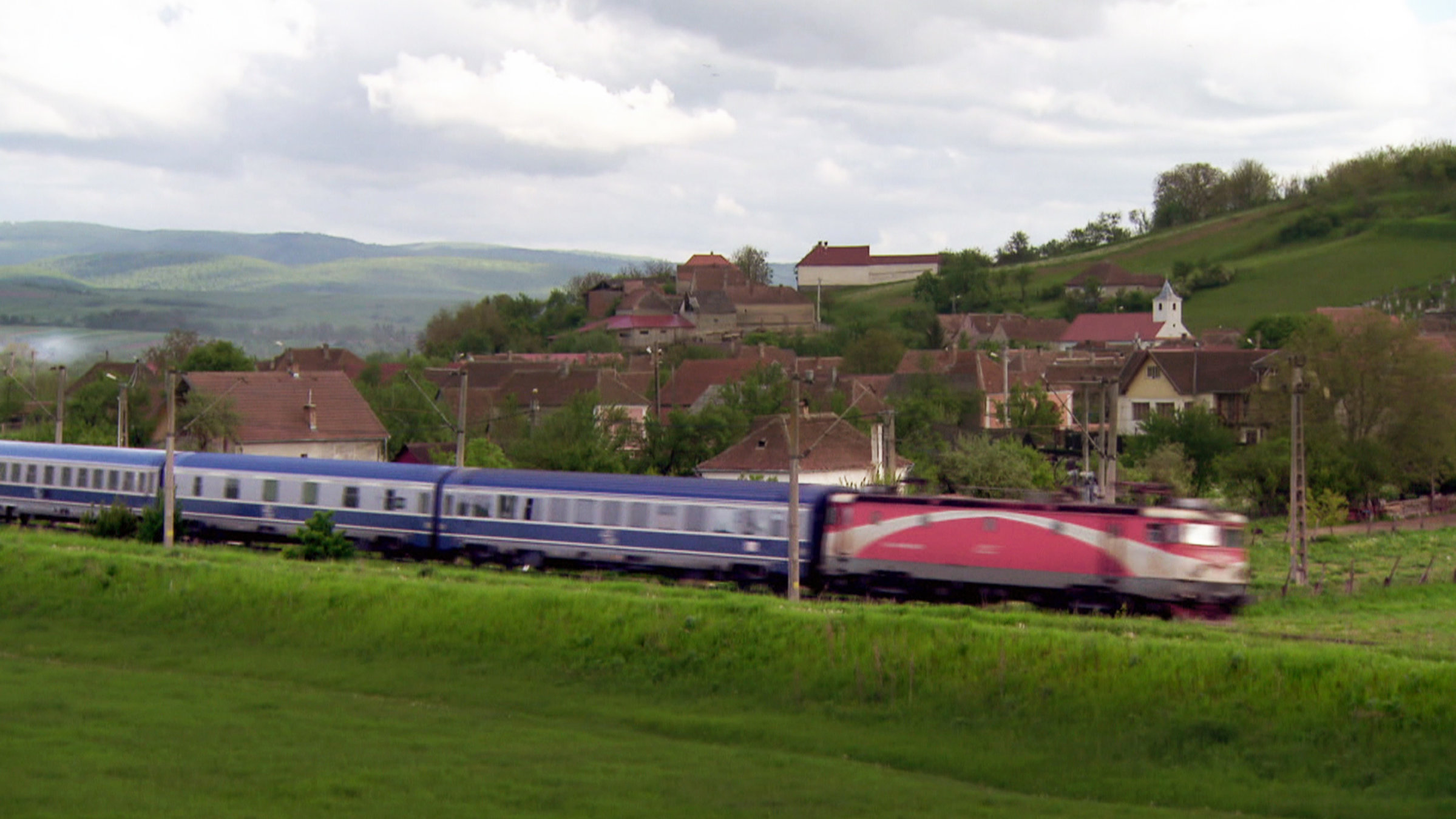 "Die Schätze Transsilvaniens - Von Bahnen und Vampiren": Da es selbst auf den Schnellbahntrassen eher gemütlich zugeht, lässt sich die Landschaft Transsilvaniens besonders gut vom Zug aus erleben.