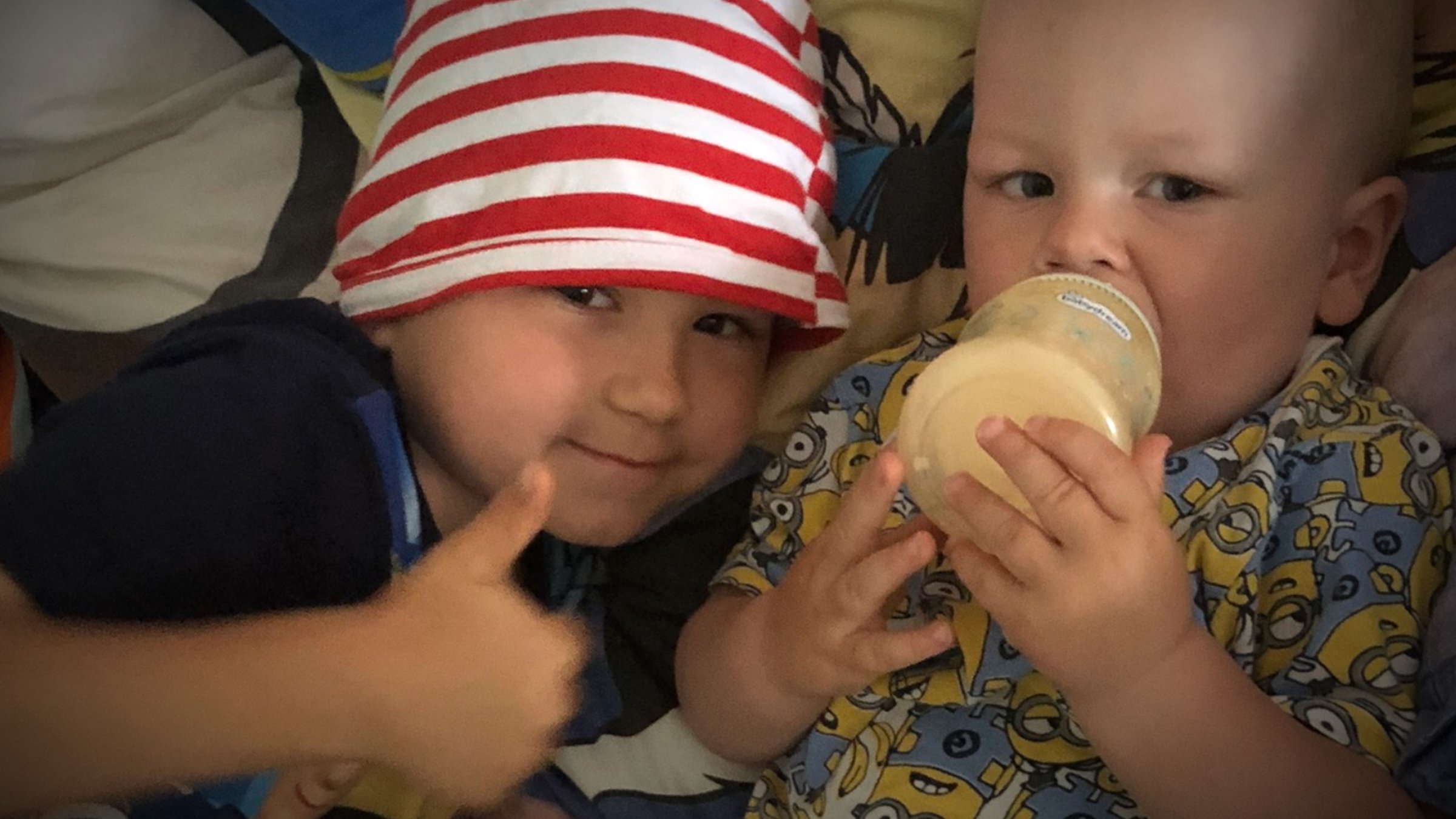 "37° Leben - Pflegekind als Chance": Zwei kleine Kinder liegen nebeneinander.