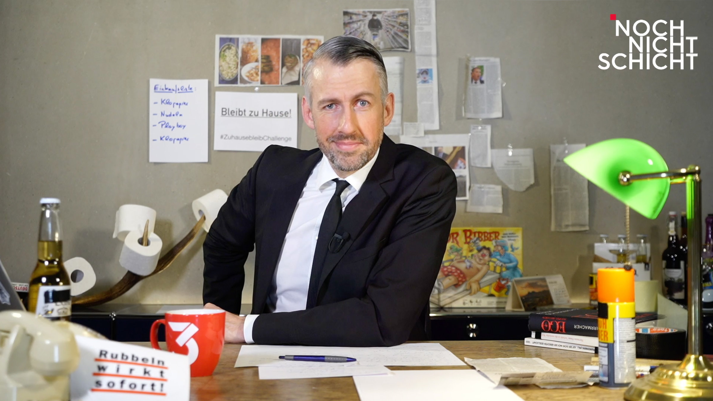 "Sebastian Pufpaff: Noch nicht Schicht": Sebastian Pufpaff hinter seinem Schreibtisch.