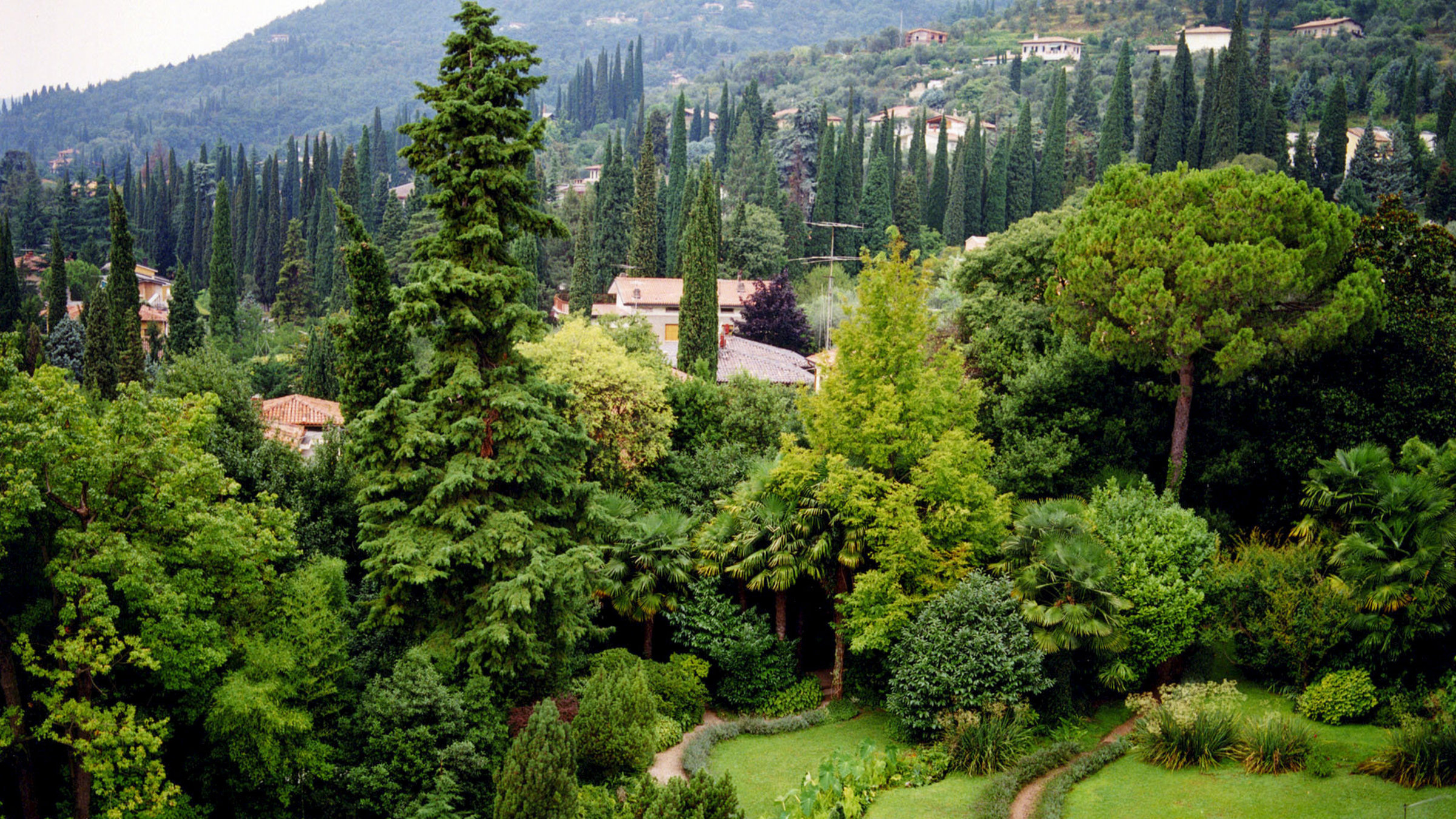 "Das Geheimnis der Gärten" - Panoramablick auf einen Garten