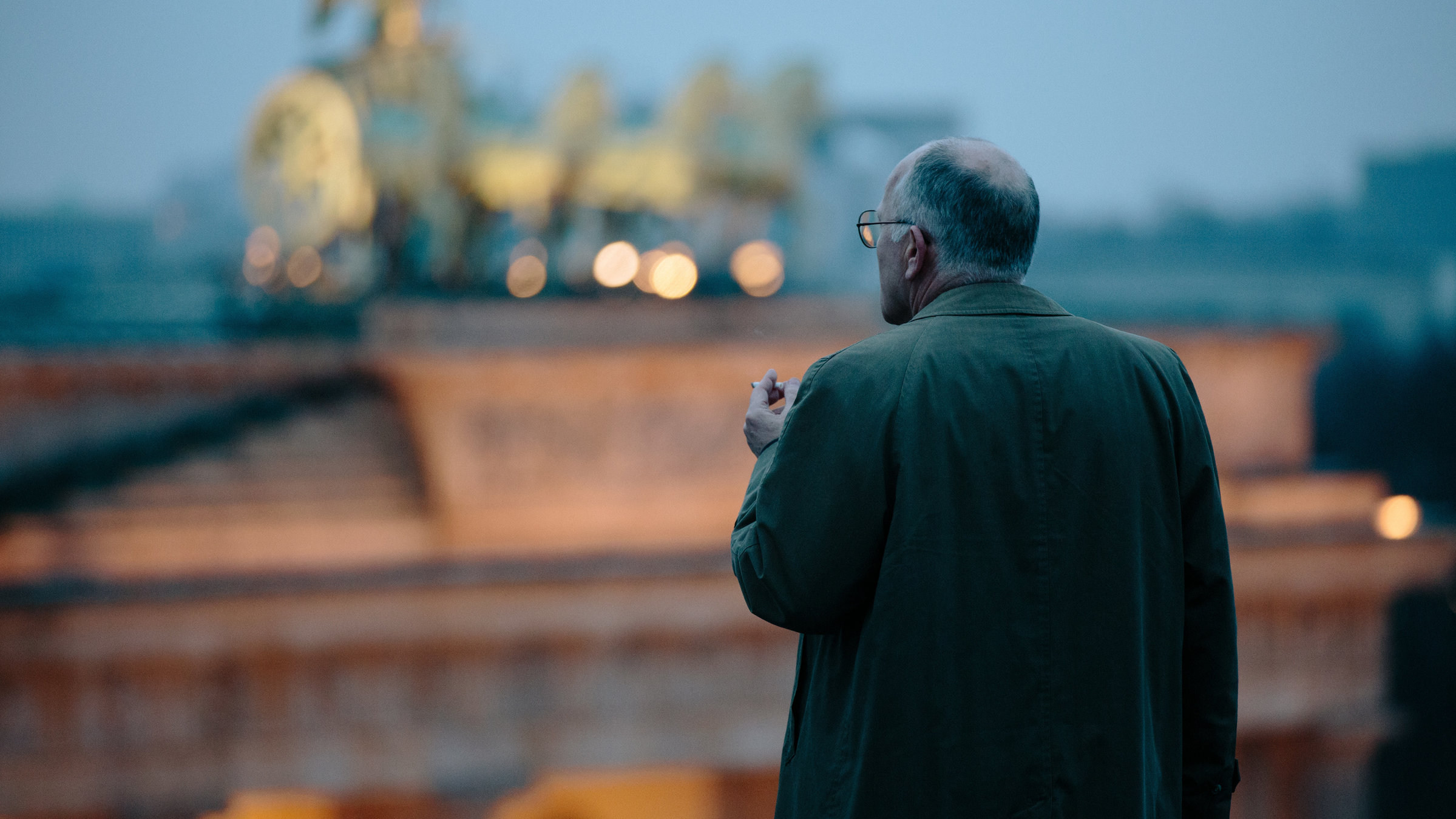 "West of Liberty (5)": GT Berner (Matthew Marsh) steht mit dem Rücken zur Kamera auf dem Dach der US-Botschaft in Berlin und blickt auf das Brandenburger Tor.