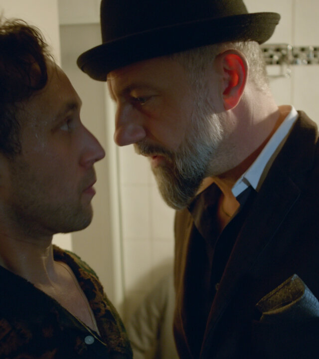 "Notruf Hafenkante - Dreckiger Deal": King (Das Bo) und Remo (Ludwig Trepte) stehen in einem Raum sehr nah beieinander. King sieht Remo bedrohlich an.