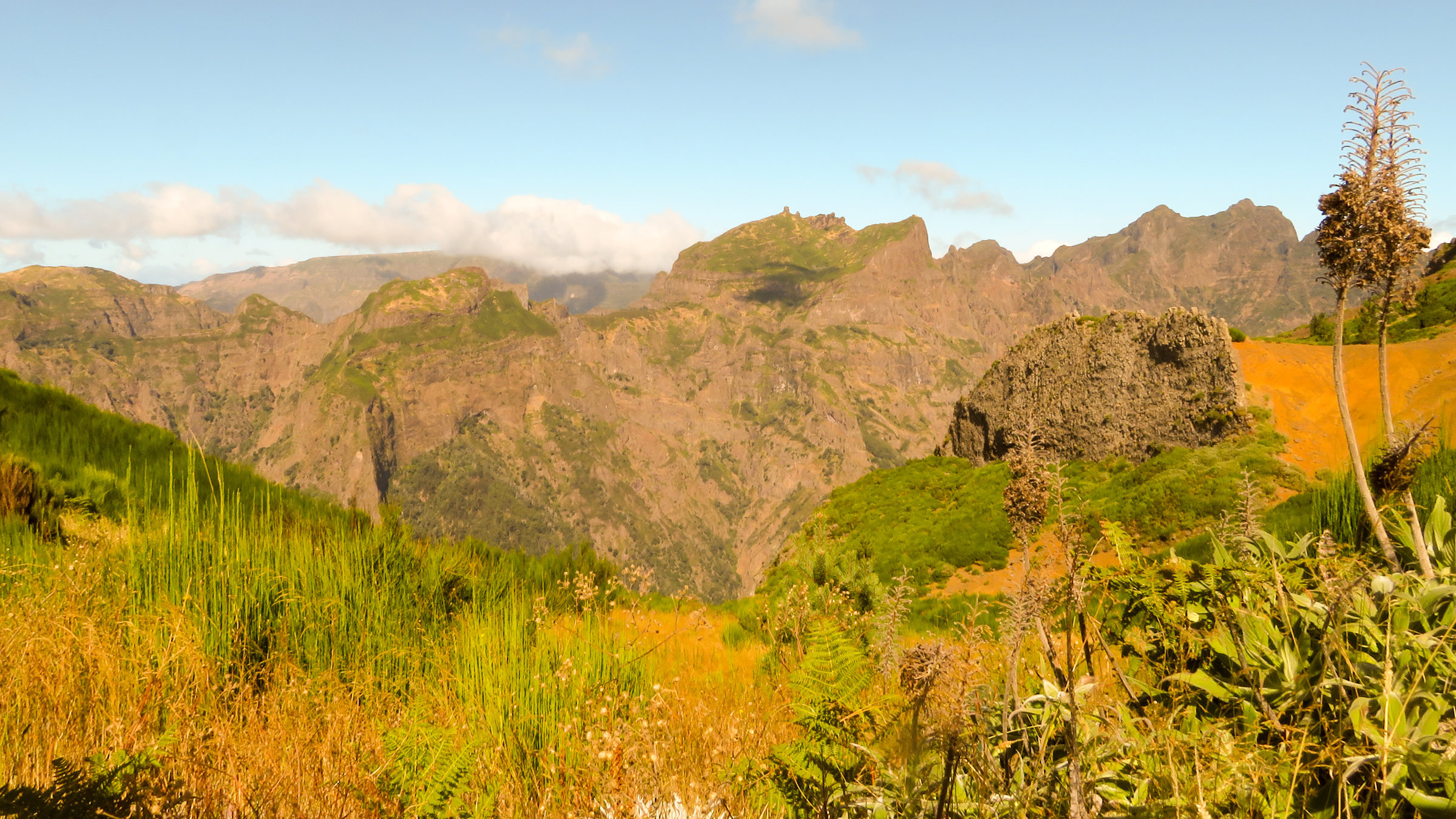 "Naturparks in Portugal - Madeira": Der Ursprung Madeiras geht auf einen Vulkanausbruch zurück. Daher ist das Inselinnere schroff und bergig.