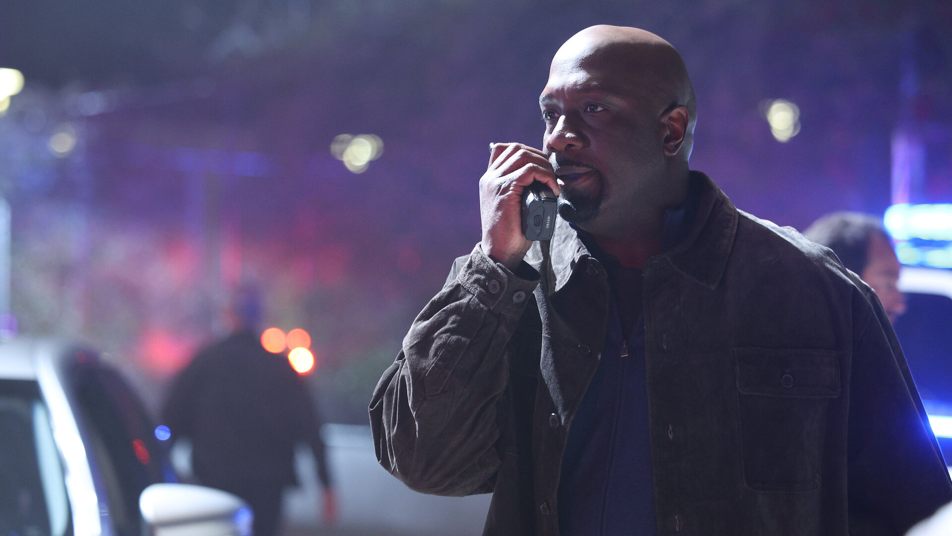 "The Rookie - Unter Beschuss": Umgeben von Blaulicht spricht Officer Grey (Richard T. Jones) in sein Funkgerät.