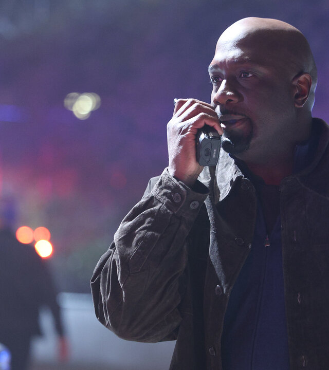 "The Rookie - Unter Beschuss": Umgeben von Blaulicht spricht Officer Grey (Richard T. Jones) in sein Funkgerät.