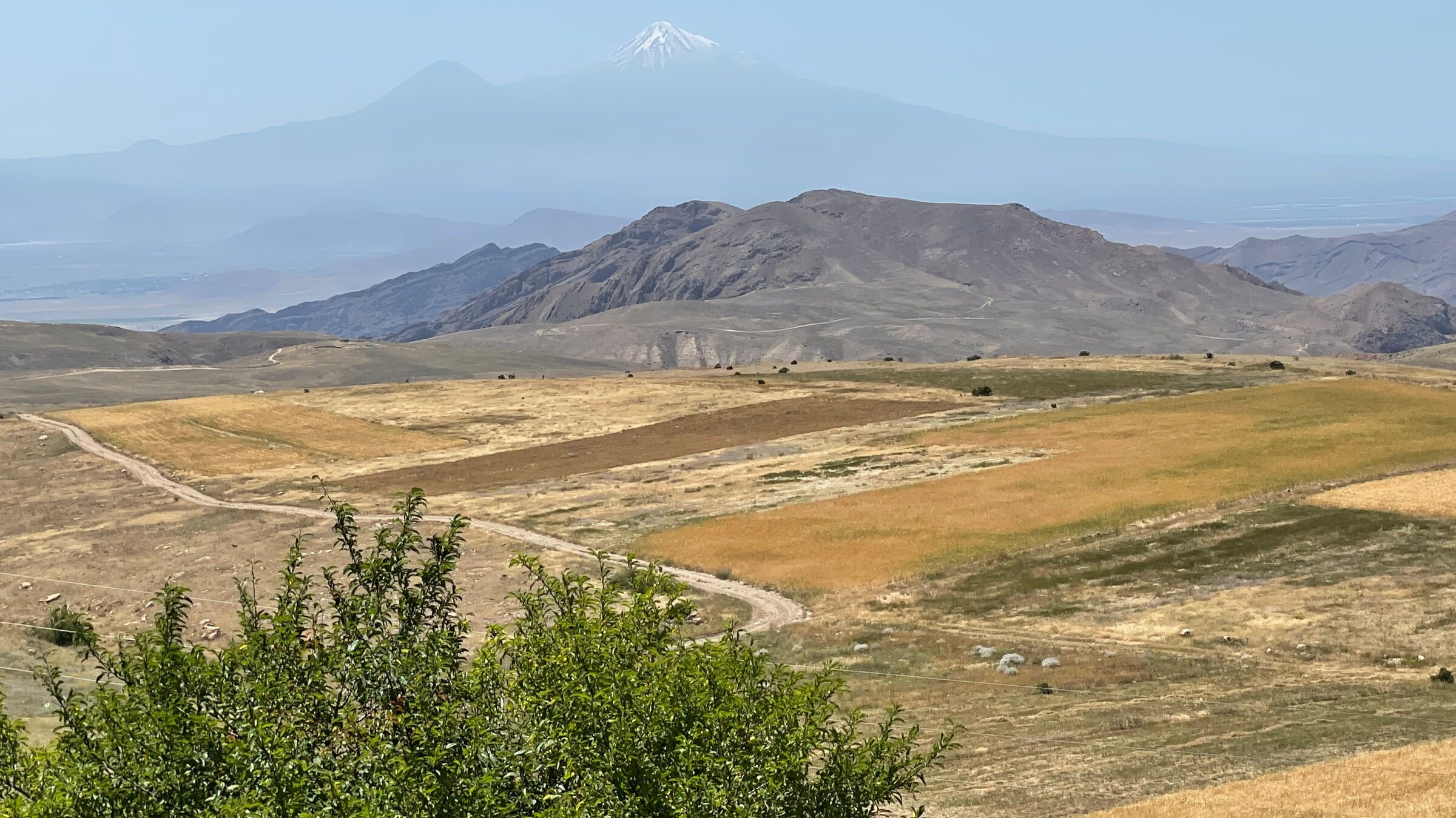 "Armenien - Die RÃ¼ckkehr des Leoparden": Blick von Khachik Richtung Nachitschewan und Ararat.
