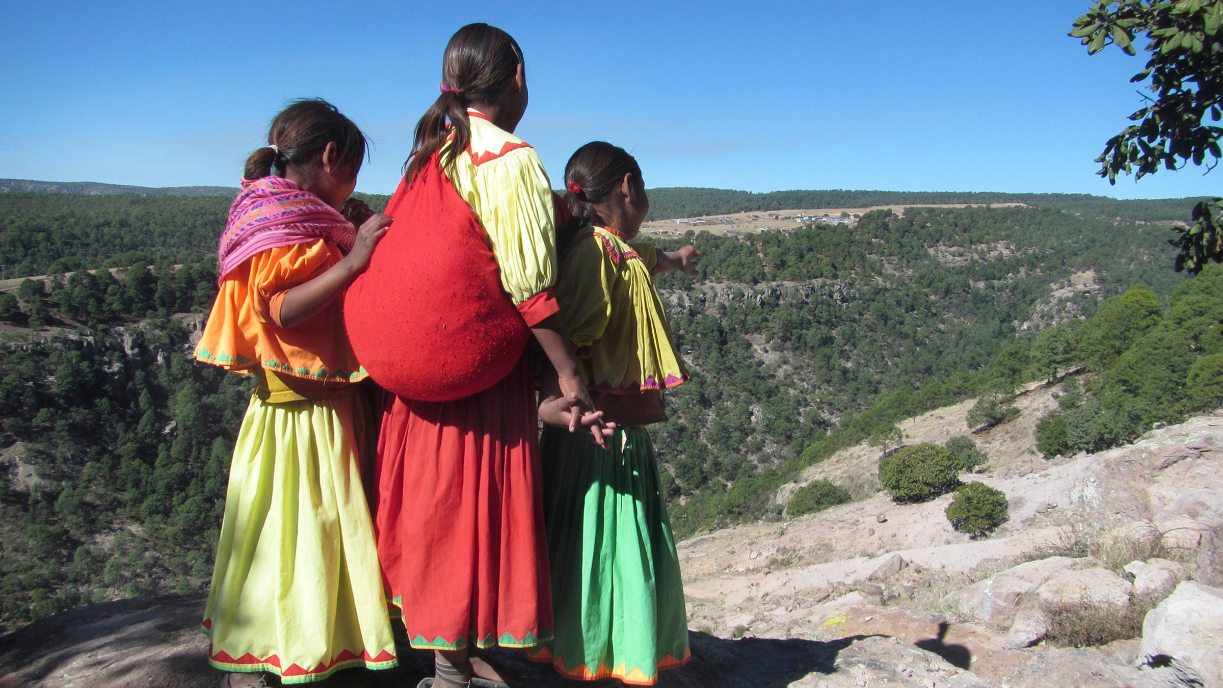 "Die gefährlichsten Schulwege der Welt: Mexiko": Die Schwestern Angela, Philomena und Teresa können die Schule von zu Hause aus sehen. Der Weg dorthin dauert aber zwei Stunden.