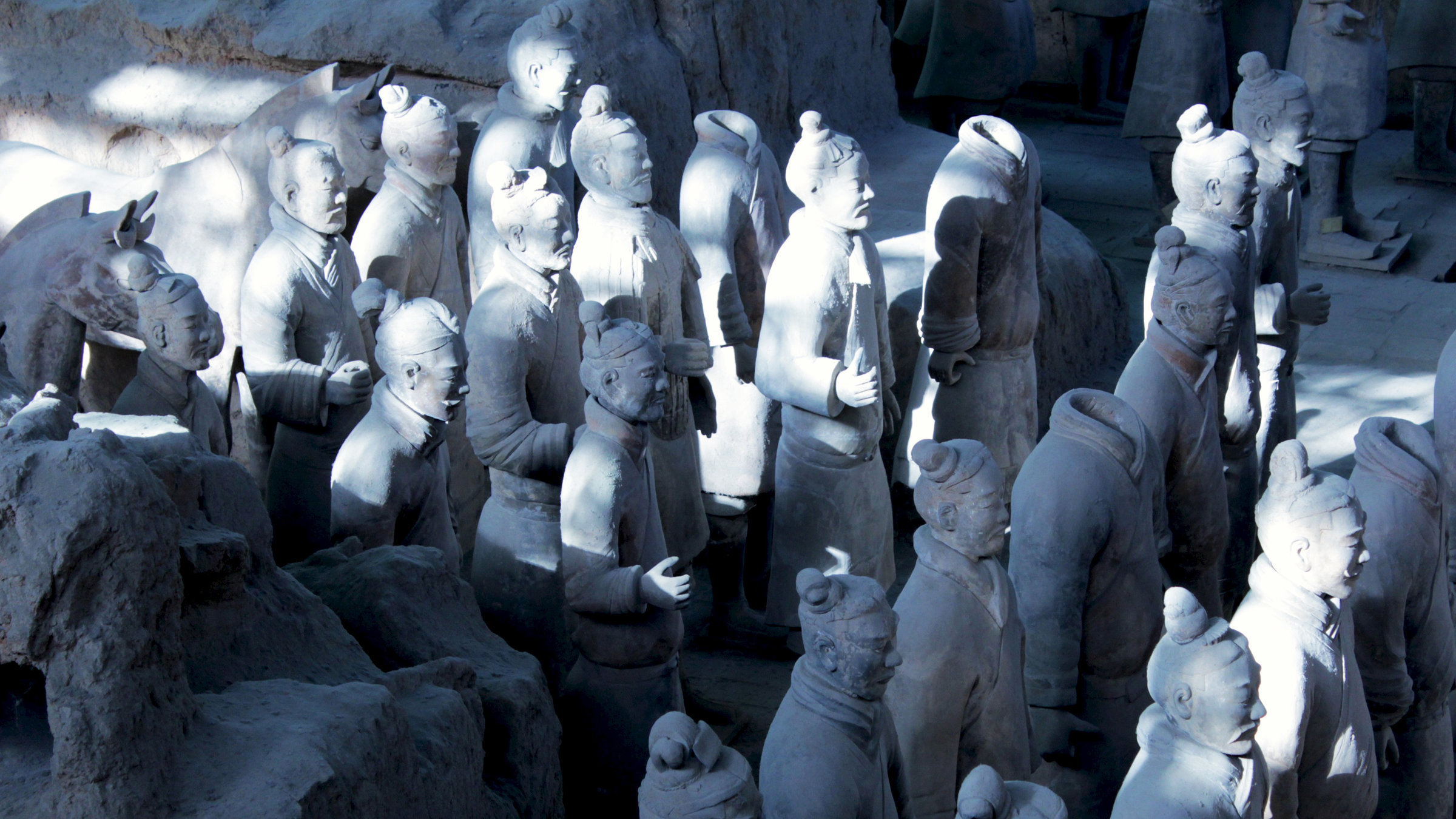 "Terra X: Schatzjagd an der Seidenstraße": Fast lebensgroße Terrakotta-Figuren im Gewand chinesischer Soldaten stehen in Reih und Glied.