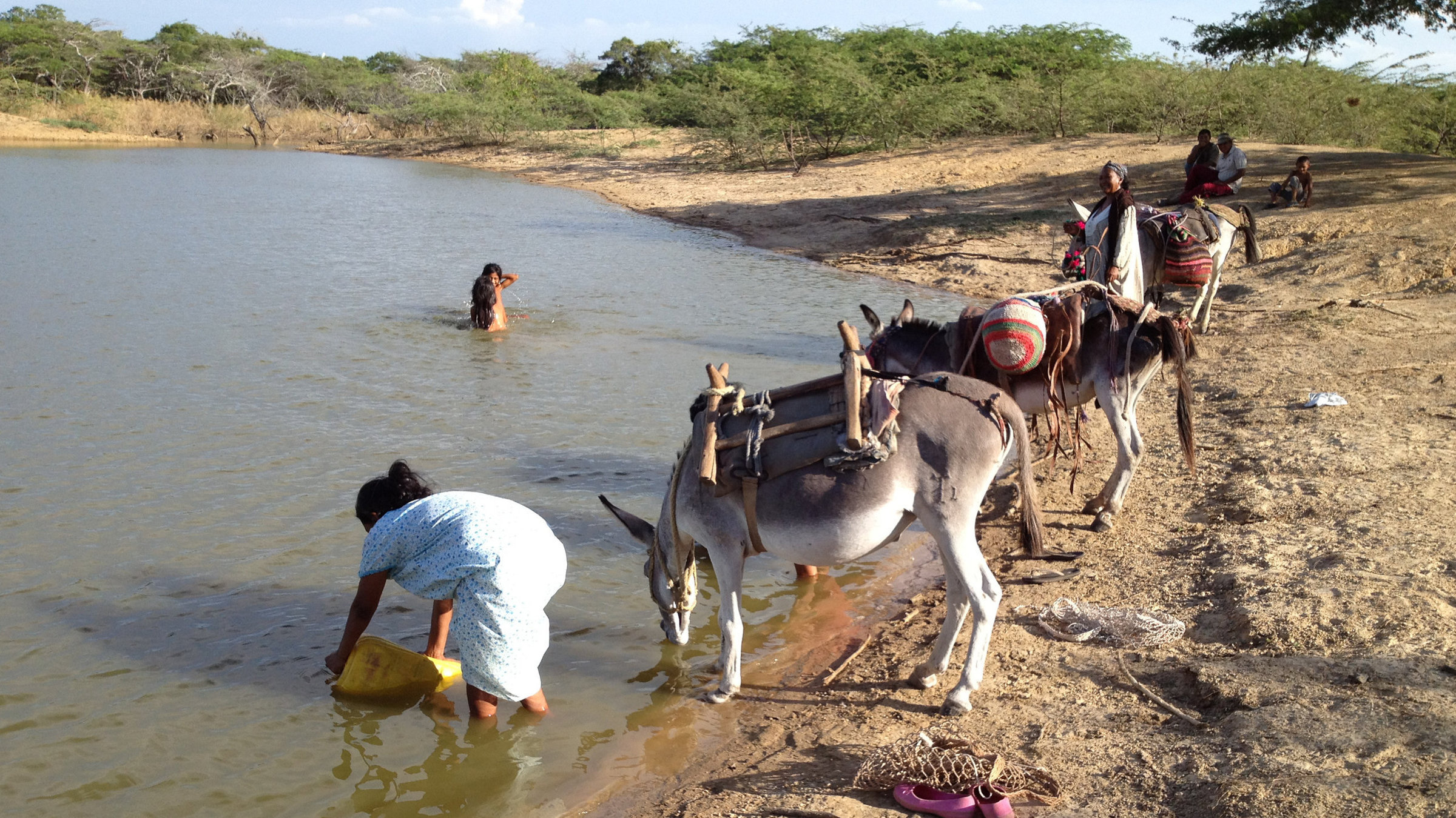 "Kolumbiens Karibik-Küste" - Frauen der Wayuu beim Wasser holen in der Wüste bei Maicao.