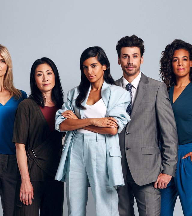 "laut. stark. gleich. berechtigt.: Zeit der Frauen - mit Collien Ulmen-Fernandes (3)": Symbolbild. Vier Frauen, darunter Collien Ulmen-Fernandes im hellblauen Dress, stehen gemeinsam mit einem Mann nebeneinander und schauen in die Kamera.