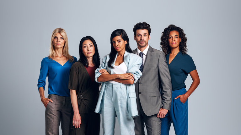 "laut. stark. gleich. berechtigt.: Zeit der Frauen - mit Collien Ulmen-Fernandes (3)": Symbolbild. Vier Frauen, darunter Collien Ulmen-Fernandes im hellblauen Dress, stehen gemeinsam mit einem Mann nebeneinander und schauen in die Kamera.