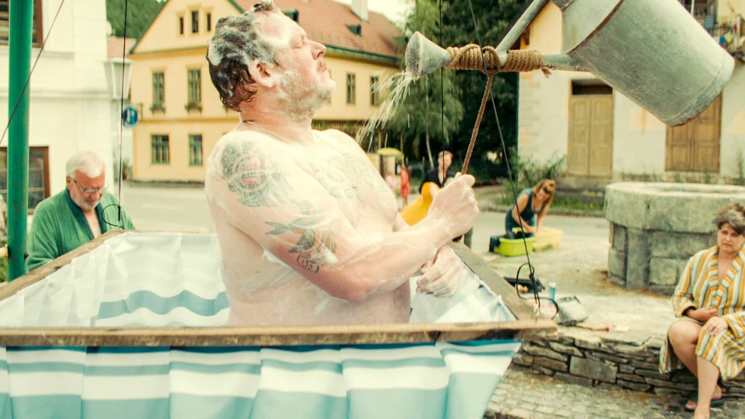 "Alles finster (3/6)": Holger Schober (Michi), Tambet Tuisk (Matias), Martina Ebm (Agnes), Elisabeth Leeb (Hermi).