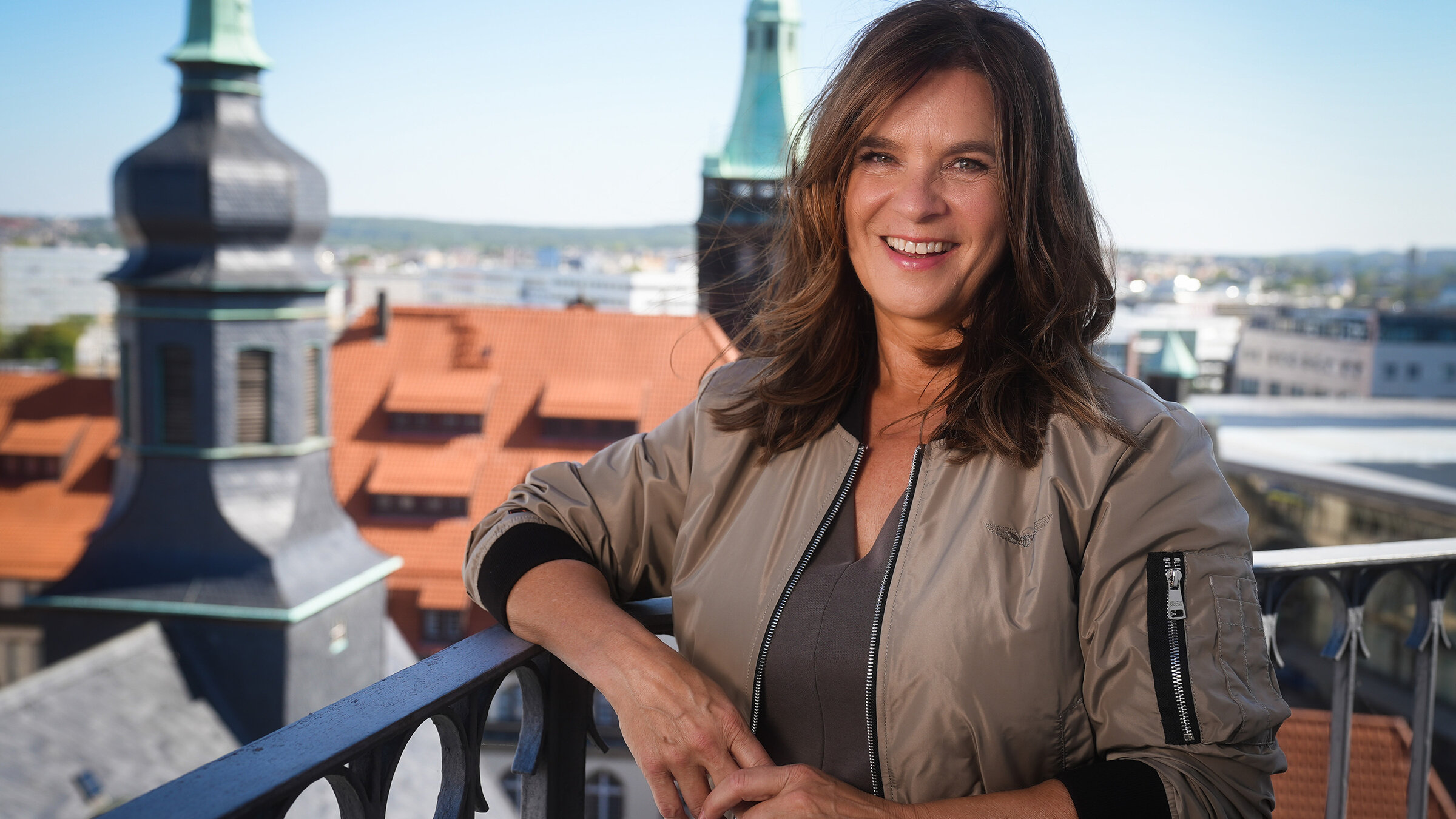 "Chemnitz 2025 - Unterwegs mit Katarina Witt": Katarina Witt auf dem Chemnitzer Rathausturm