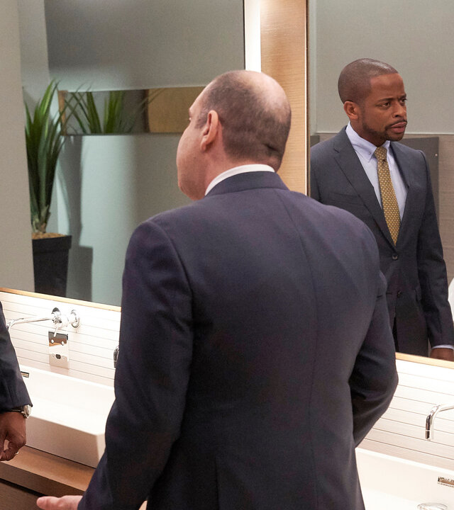 "Suits - Antrag auf Vertagung": Alex (Dulé Hill,l.) und Louis (Rick Hoffmann) stehen sich vor den Waschbecken einer Herrentoilette gegenüber und sind mitten in einer Diskussion. Louis gestikuliert mit seinem linken Arm.