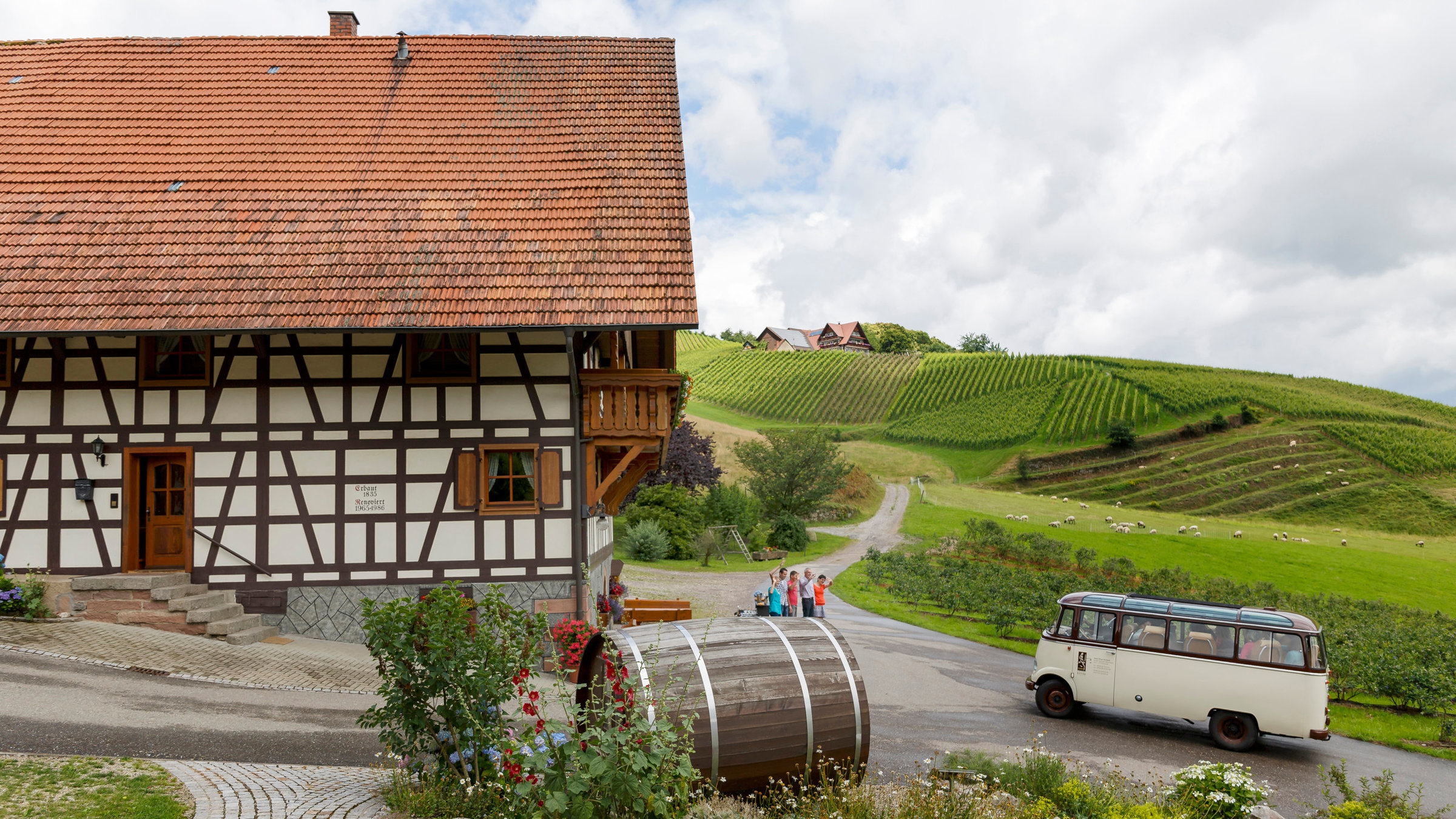 "Lecker aufs Land - eine kulinarische Reise - In den Nordschwarzwald zu Ursula Baßler": Ankunft der Landgastfrauen auf dem typischen Schwarzwaldhof  "Obere Heidenhofbrennerei Josef und Ursula Baßler  in Kappelrodeck
