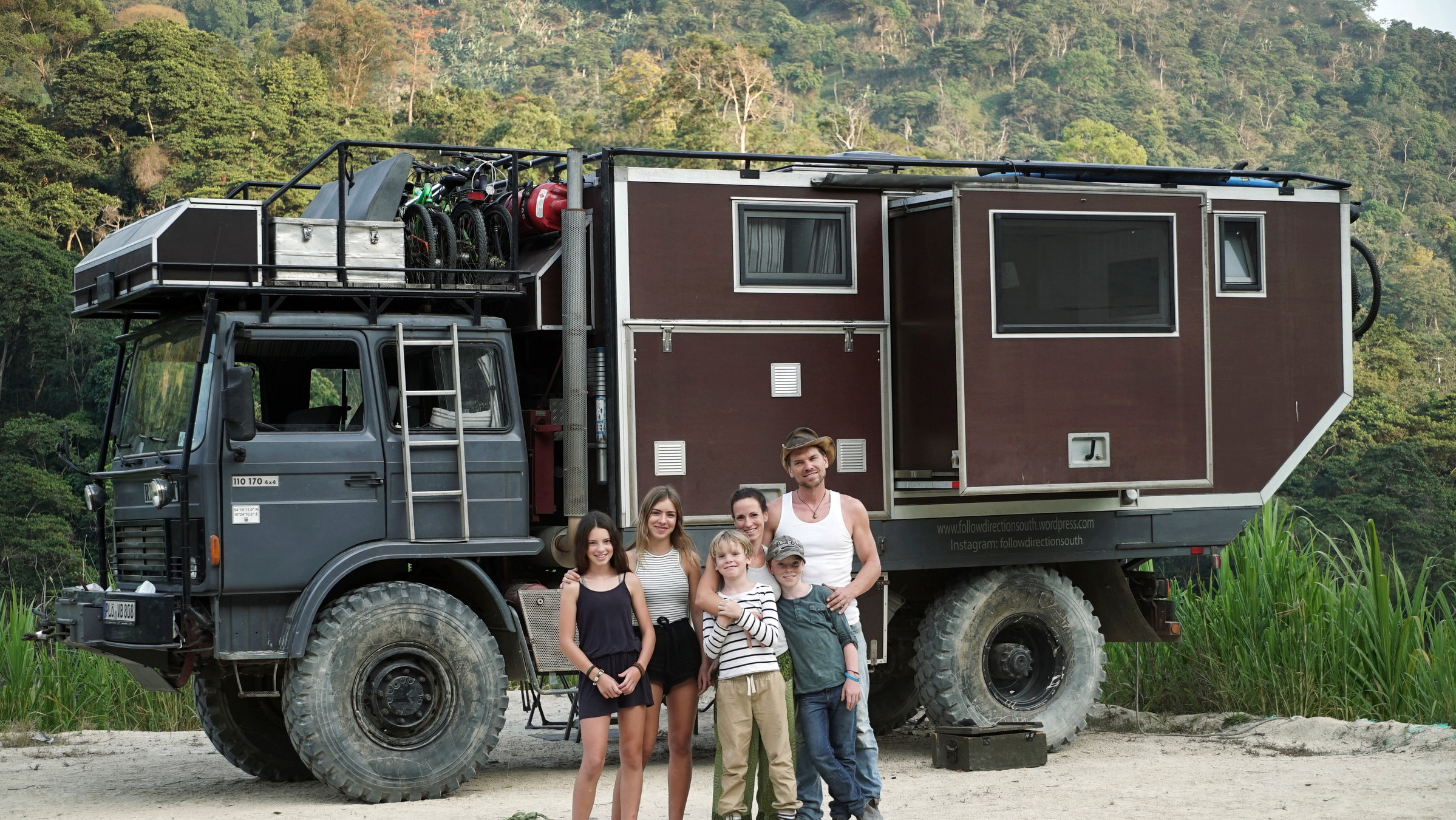 "Terra X: Abenteuer Freiheit - Unterwegs auf der Panamericana": Familie von Bargen vor ihrem Lkw "Roger", den sie selbst ausgebaut hat. Timm und Michaela mit ihren vier Kindern:  Paula 14, Lotta 17, Karl 11, Max 9 Jahre alt.