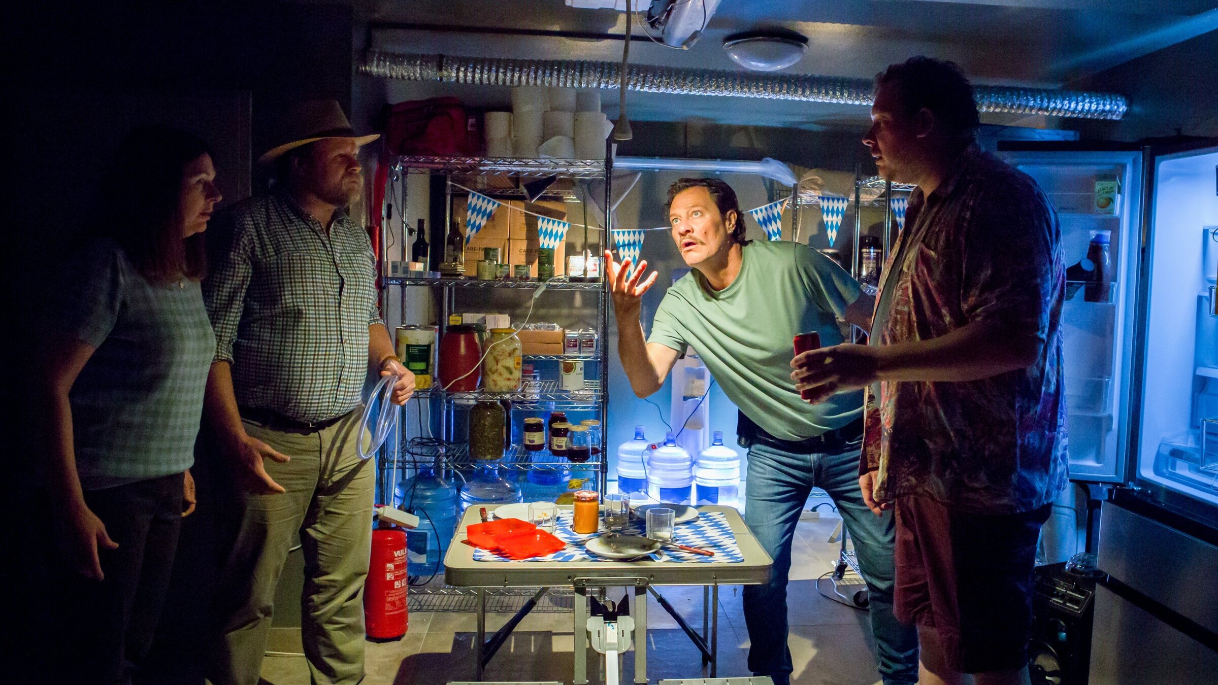 "Alles finster (4/6)": Bettina Mittendorfer (Carola), Michael A. Grimm (Jens), Harald Windisch (Edi), Holger Schober (Michi).