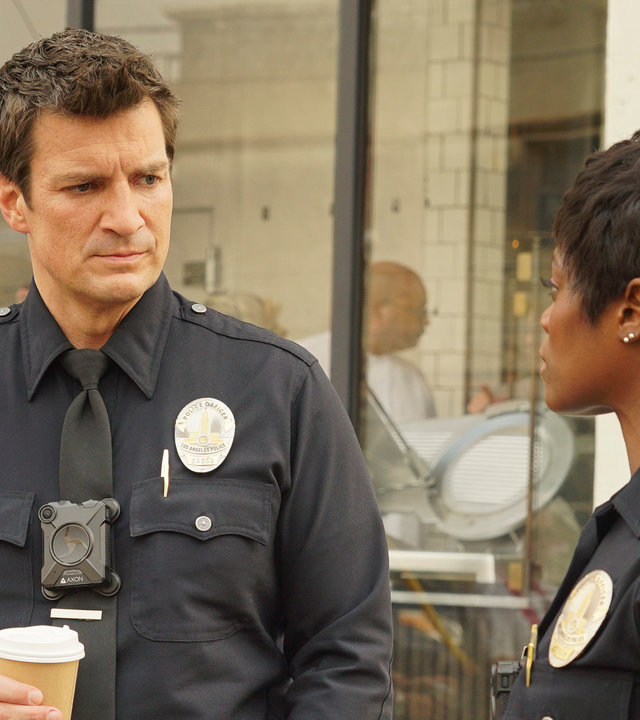 "The Rookie- Vom Guten, Schlechten und Hässlichen": John Nolan (Nathan Fillion) und Talia Bishop (Afton Williamson) stehen nebeneinander vor einem Laden und halten einen Kaffeebecher in der Hand.