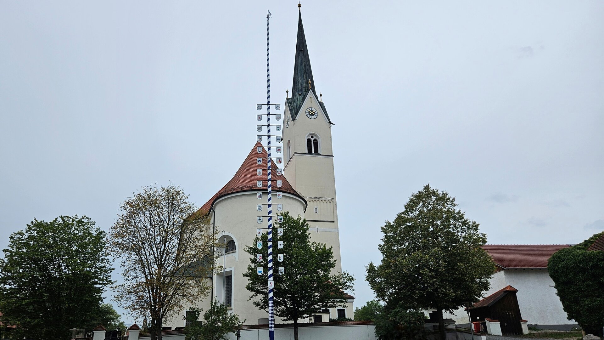 "Katholischer Gottesdienst - Du bist unverzichtbar": Außenaufnahme der Pfarrkirche Mariä Himmelfahrt in Schwindkirchen