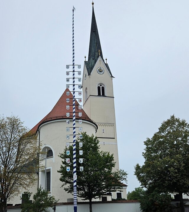 "Katholischer Gottesdienst - Du bist unverzichtbar": Außenaufnahme der Pfarrkirche Mariä Himmelfahrt in Schwindkirchen