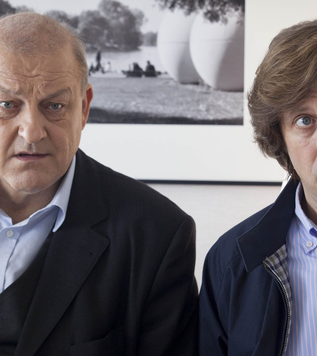 "Wilsberg - 90 - 60 - 90": Georg Wilsberg (Leonard Lansink) und Ekki (Oliver Korittke) stehen nebeneinander und schauen fragend in eine Richtung.