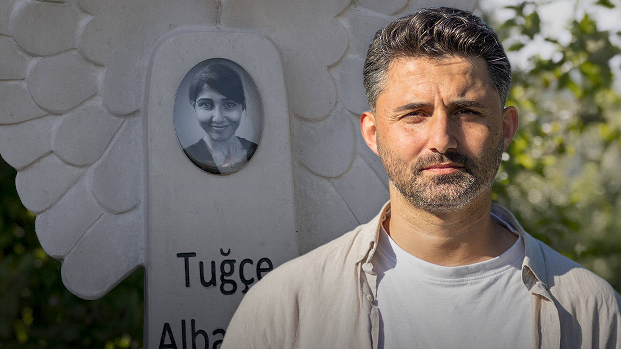 "37°Leben: Gewalt erlebt - Hass überwinden": Montage: Doğuş Albayrak steht vor dem Grabstein seiner Schwester Tuğçe.