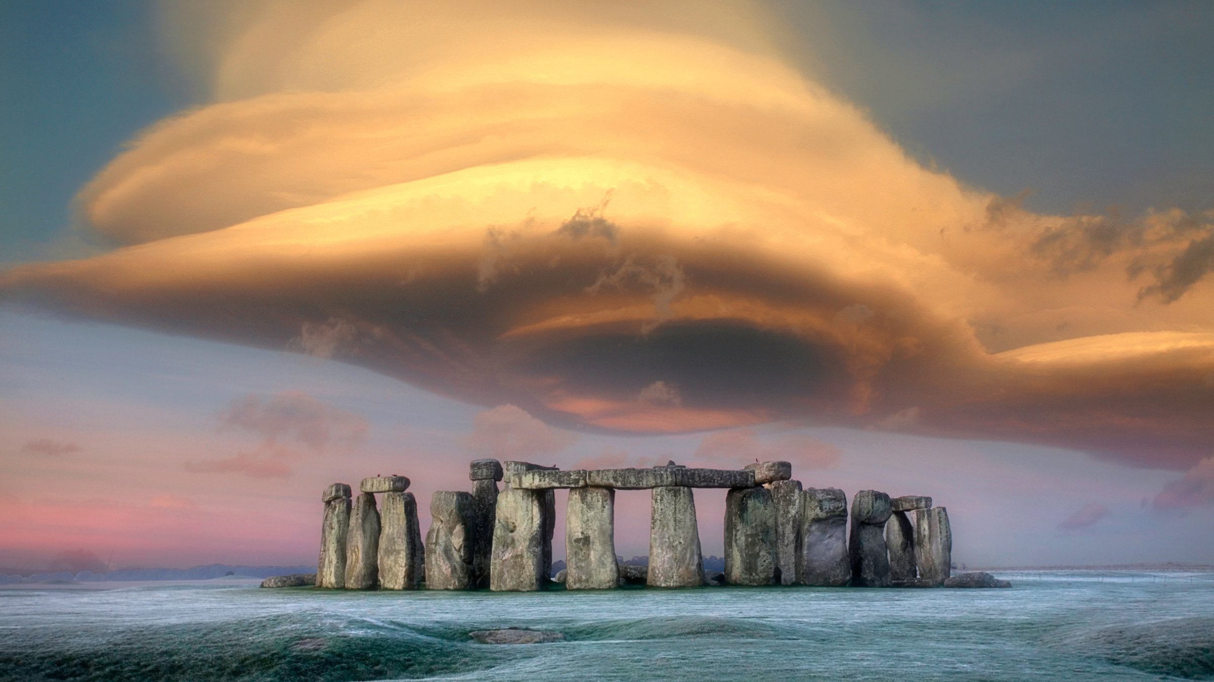 "Terra X: Die verborgene Welt von Stonehenge": CGI. Stonehenge animiert mit großer hell erleuchteter Wolke darüber.