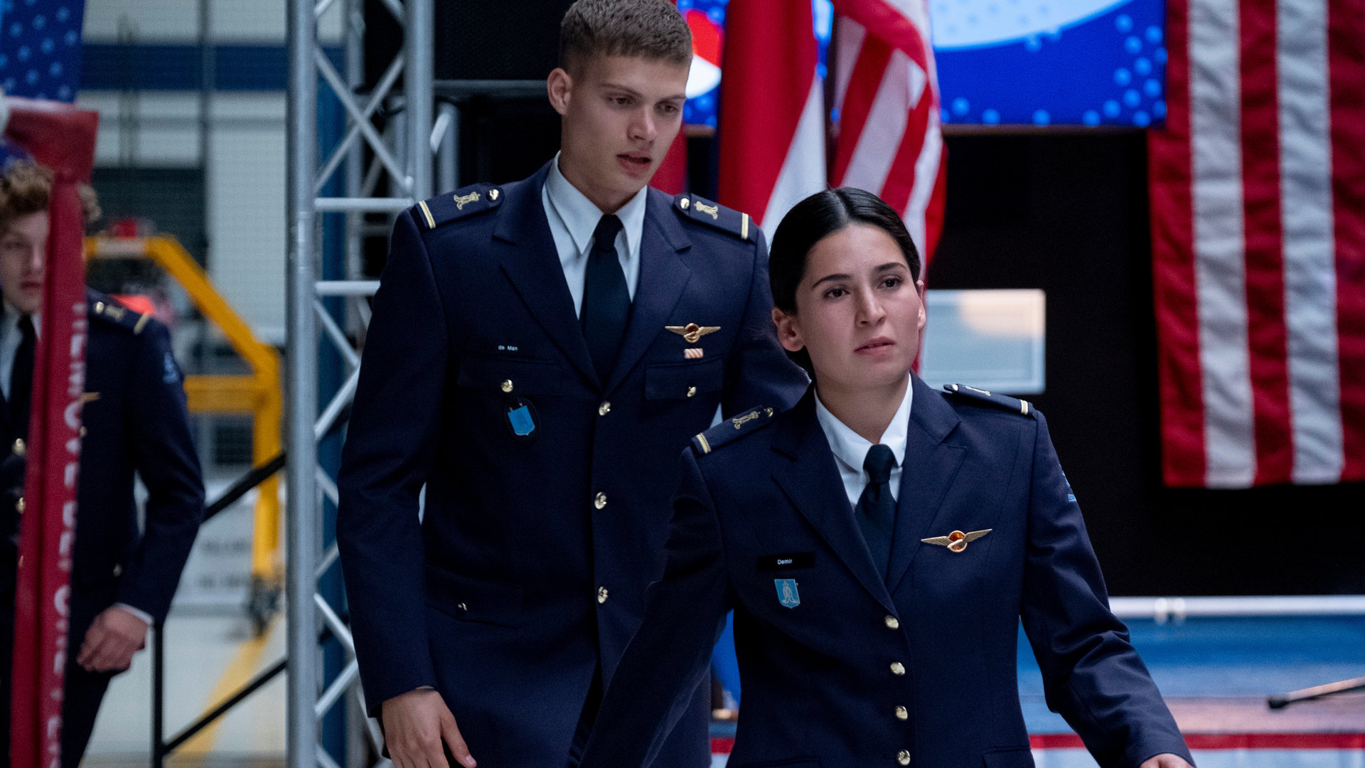 "High Flyers - Das brennende Klavier": Rutger de Man (Josha Stradowski) läuft Leyla Demir (Sinem Kavus) hinterher. Diese blickt wütend in die Ferne. Beide tragen eine Militäruniform.