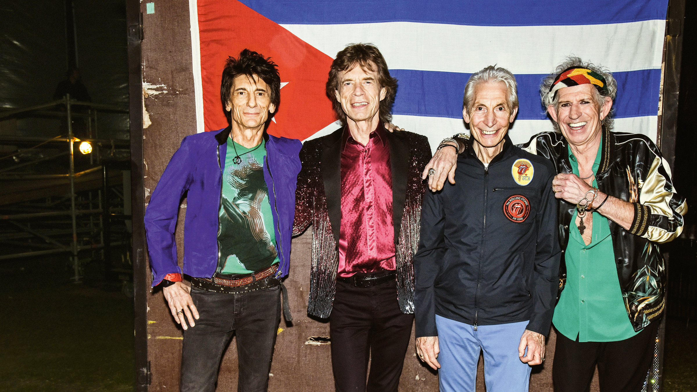"The Rolling Stones: Havana Moon": Die vier Bandmitglieder der Rolling Stones stehen fröhlich lachend vor einer kubanischen Fahne.
