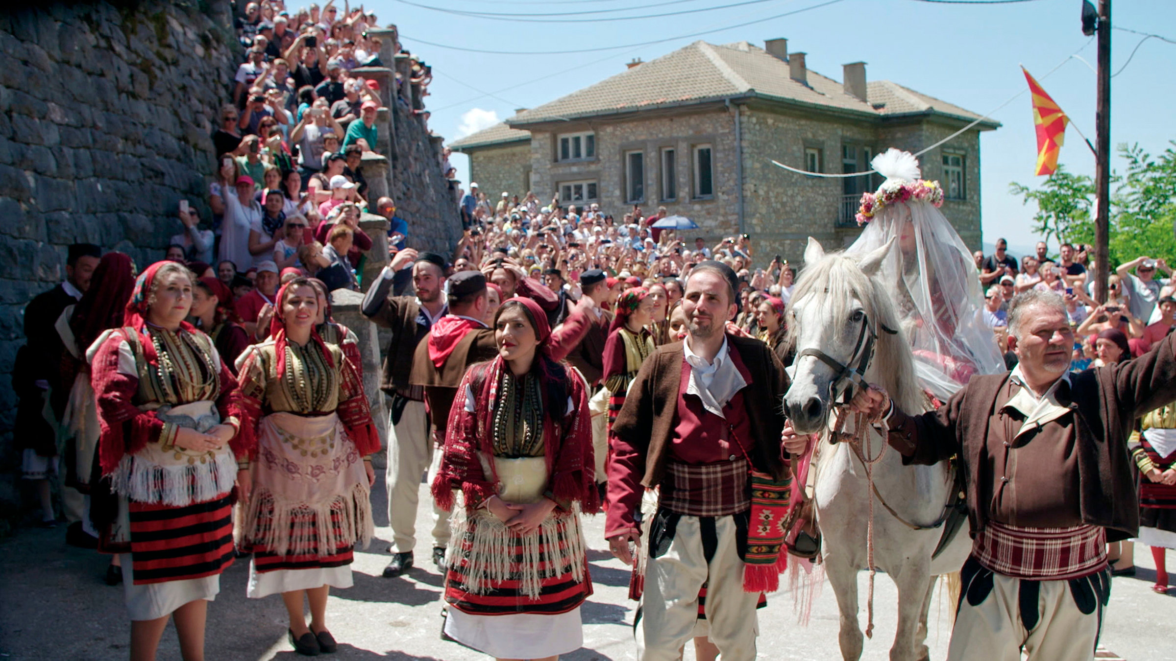 "Nordmazedonien": Bis zu 3.000 Besucher kommen in das kleine Bergdorf Galicnik um beim größten Hochzeitsfest Mazedoniens teil zu nehmen.
