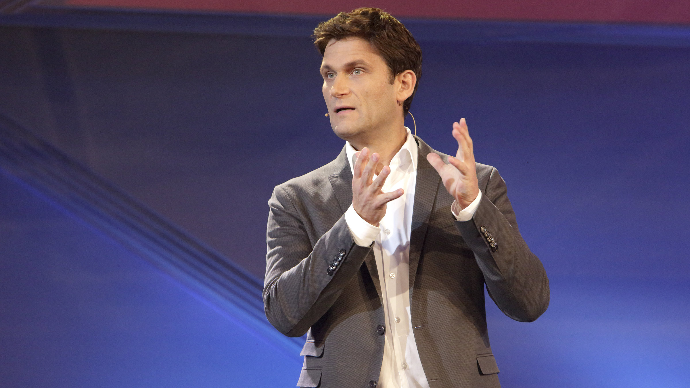 "Christian Ehring: Keine weiteren Fragen": Christian Ehring im grauen Anzug auf der Bühne. Er trägt ein weißes Hemd.