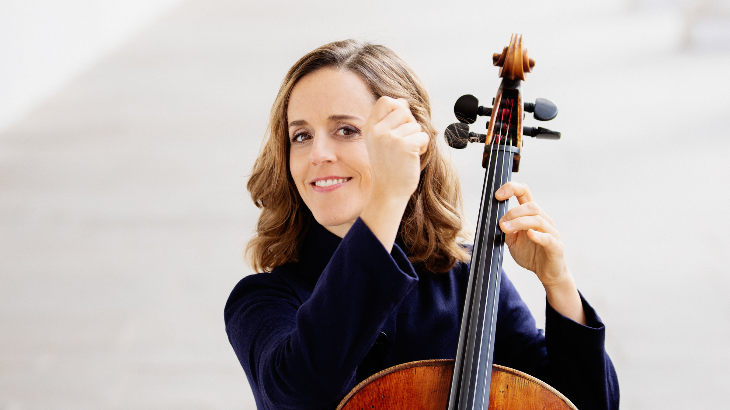 "Kulturzeit":Lächelnde Frau mit Chello