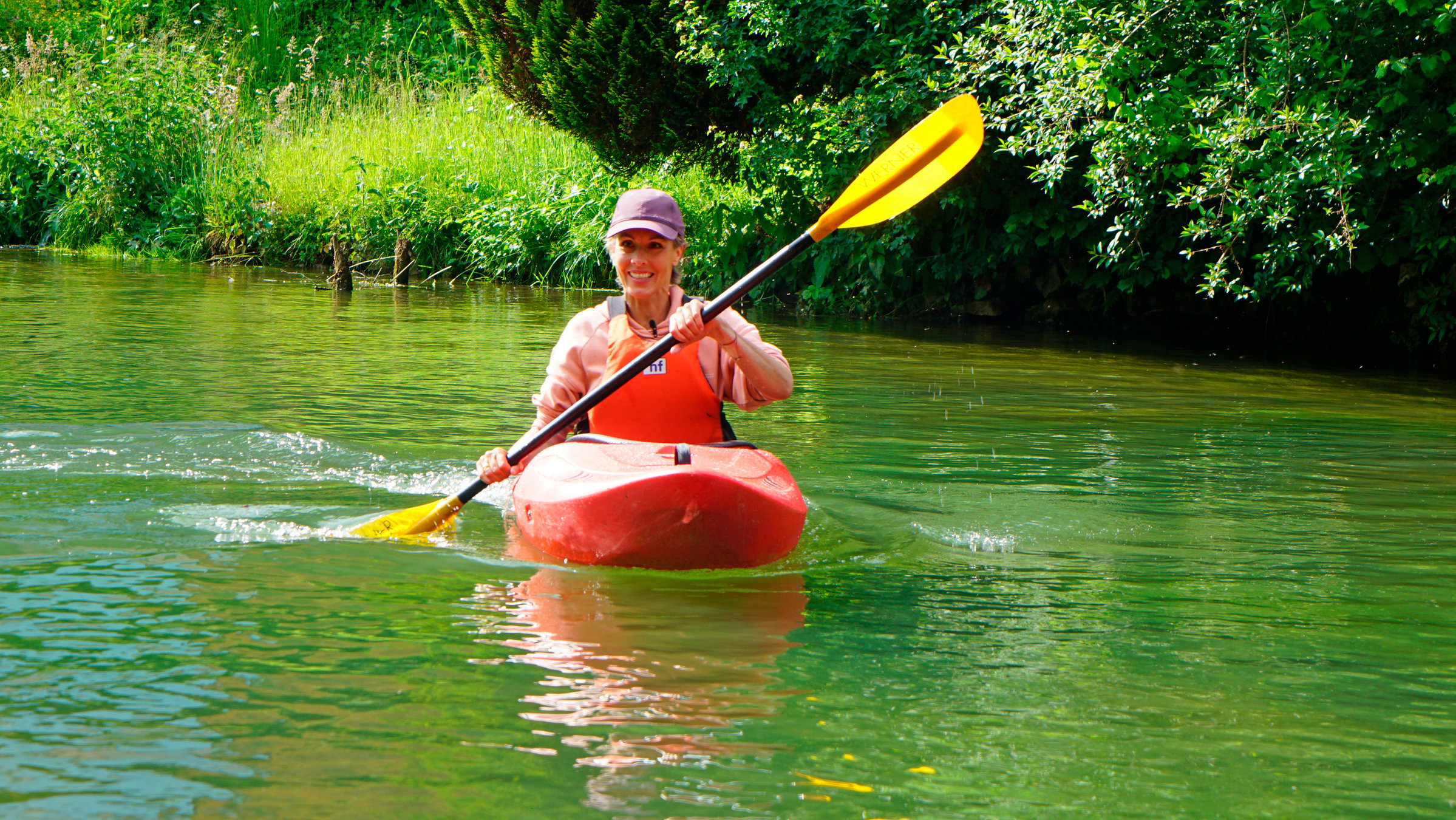 "Flusswandern – Die Pegnitz": Die Pegnitz vom Wasser aus entdecken: Mit dem Kajak paddelt Moderatorin Dagmar Fuchs bis zum Flussdreieck Fürth.