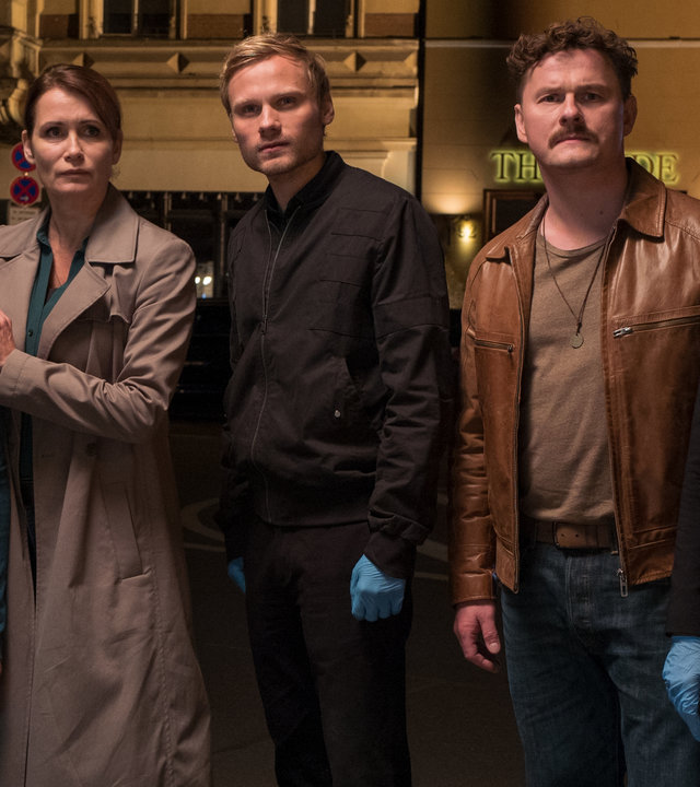 "Das Quartett – Das Mörderhaus": Heidi (Johanna Gastdorf), Maike (Anja Kling), Linus (Anton Spieker), Christoph (Shenja Lacher) und Pia (Annika Blendl) stehen auf der Straße und blicken ernst geradeaus.