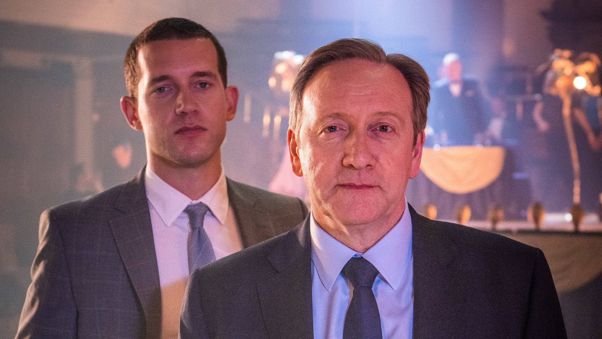 "Inspector Barnaby - Immer diese teuflischen Details": DCI John Barnaby (Neil Dudgeon) und sein Assistent DS Jamie Winter (Nick Hendrix) in Nahaufnahme.