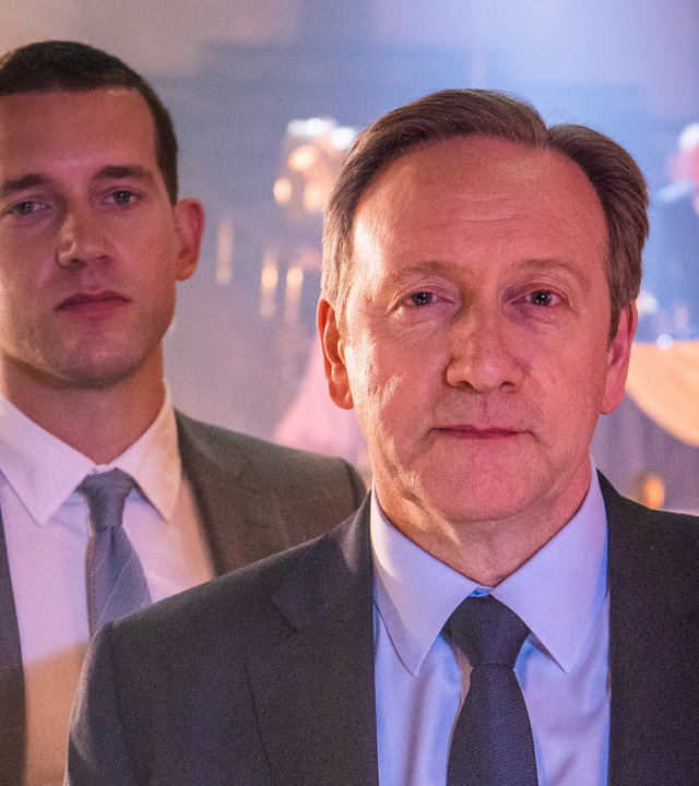 "Inspector Barnaby - Immer diese teuflischen Details": DCI John Barnaby (Neil Dudgeon) und sein Assistent DS Jamie Winter (Nick Hendrix) in Nahaufnahme.