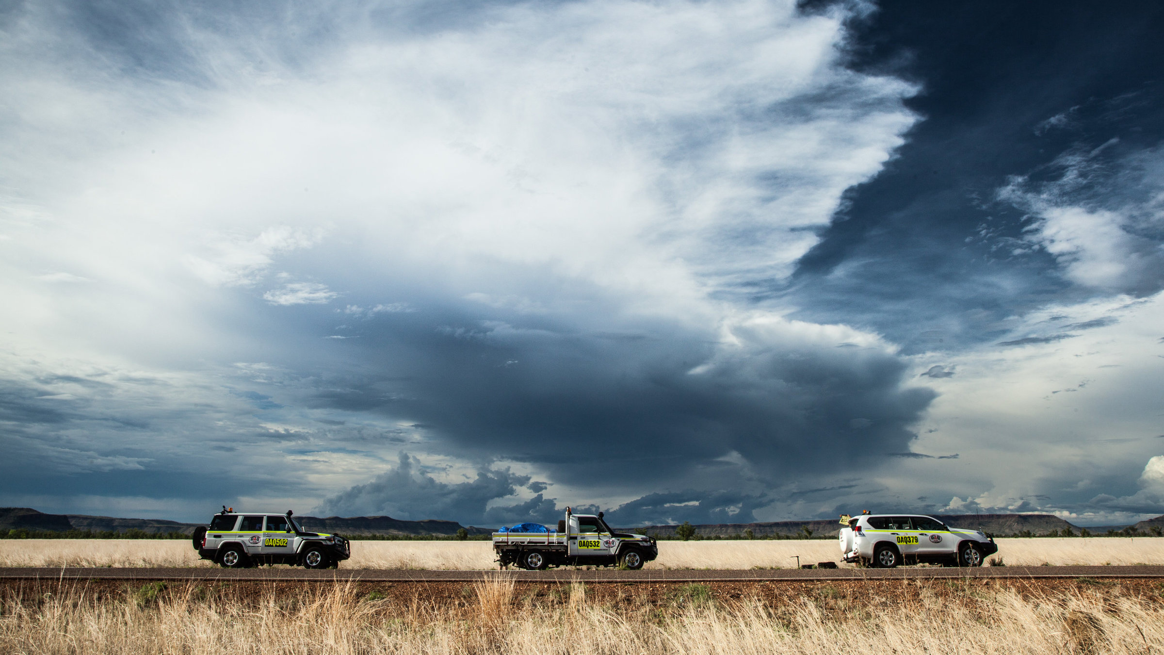 "Magie des Monsuns: Ruhe vor dem Sturm" - Monsun-Forscher auf der Jagd nach Stürmen, Northern Territories, Australien.
